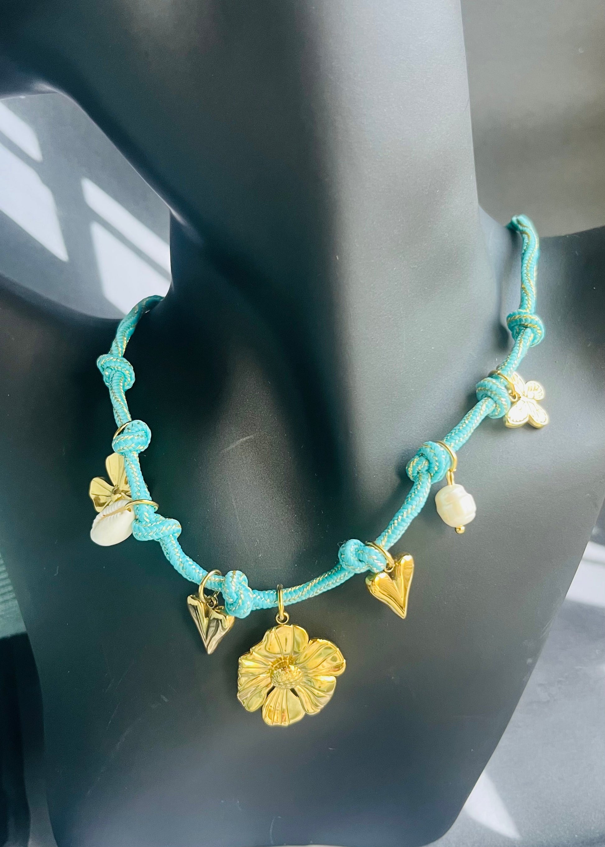 Hippe beach look damesketting met  bedels. Verkleurt niet, waterproof, zomers & trendy.