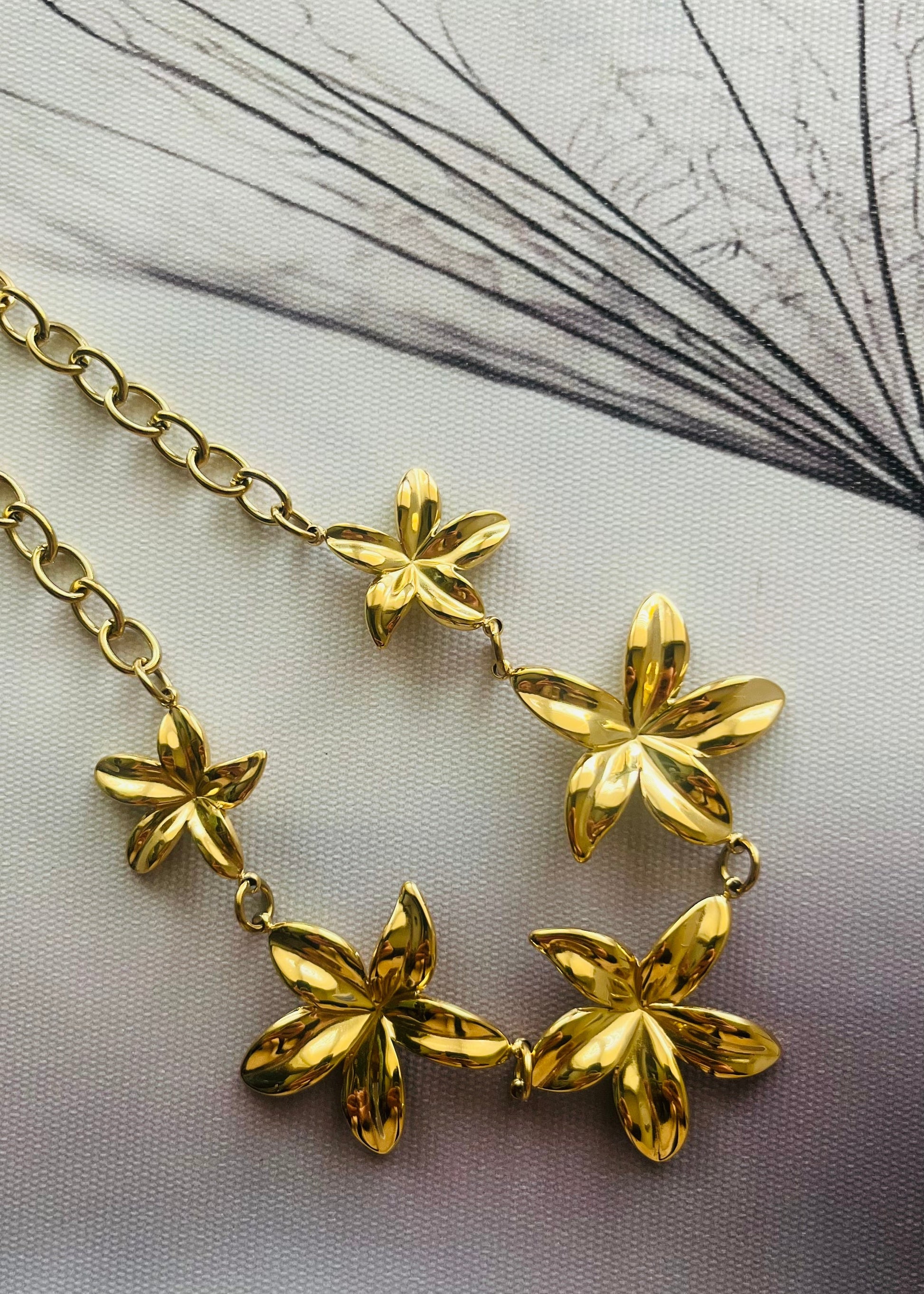 Stainless steel damesketting met hippe bedels zoals een sleutel, slotje en strikje. Verkleurt niet, waterproof en trendy voor elke outfit.