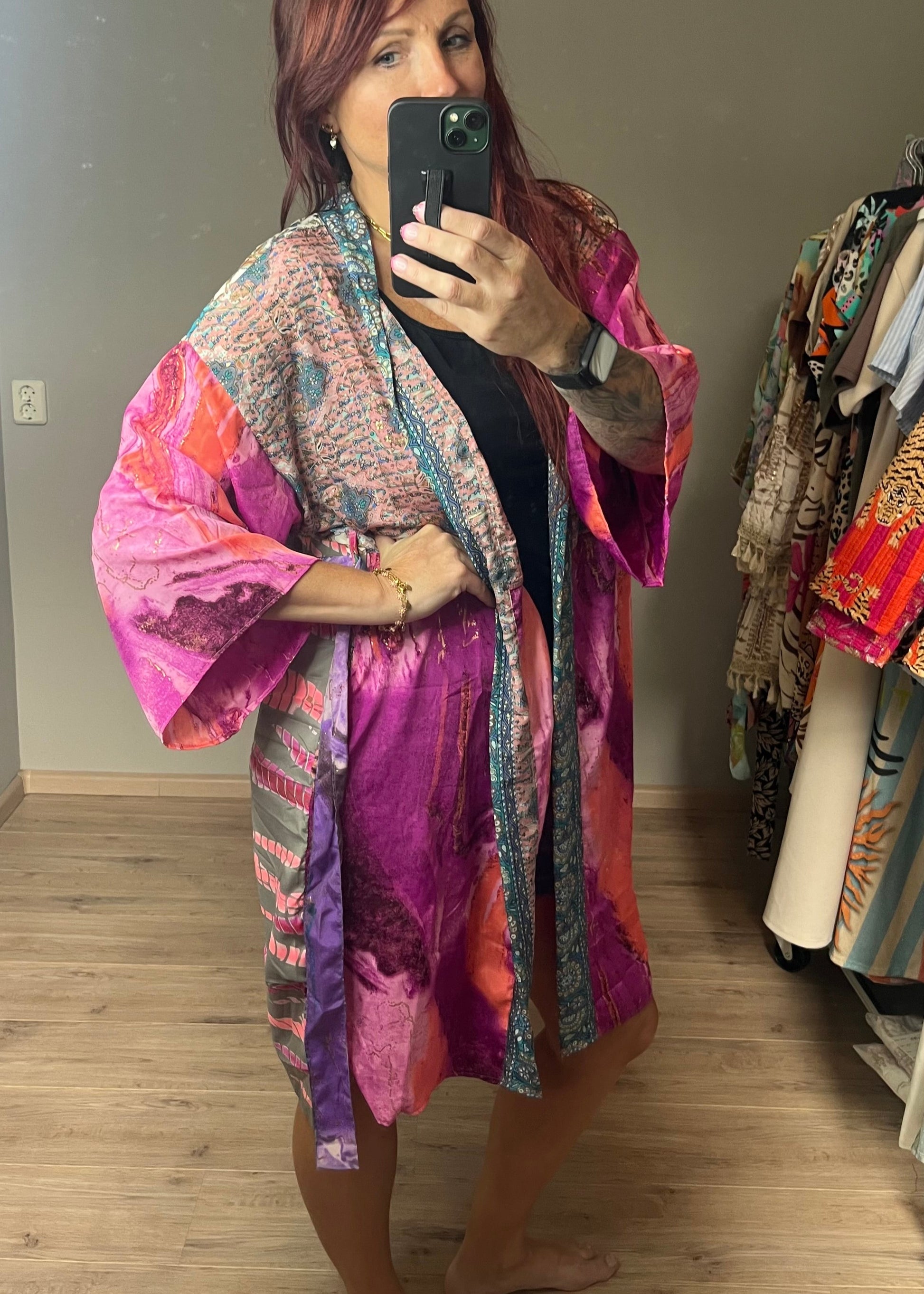 Gave kimono uit Inda in Ibiza stijl van zijde met centuur en steekzakken. Diverse hippe en trendt prints. Elke is uniek.