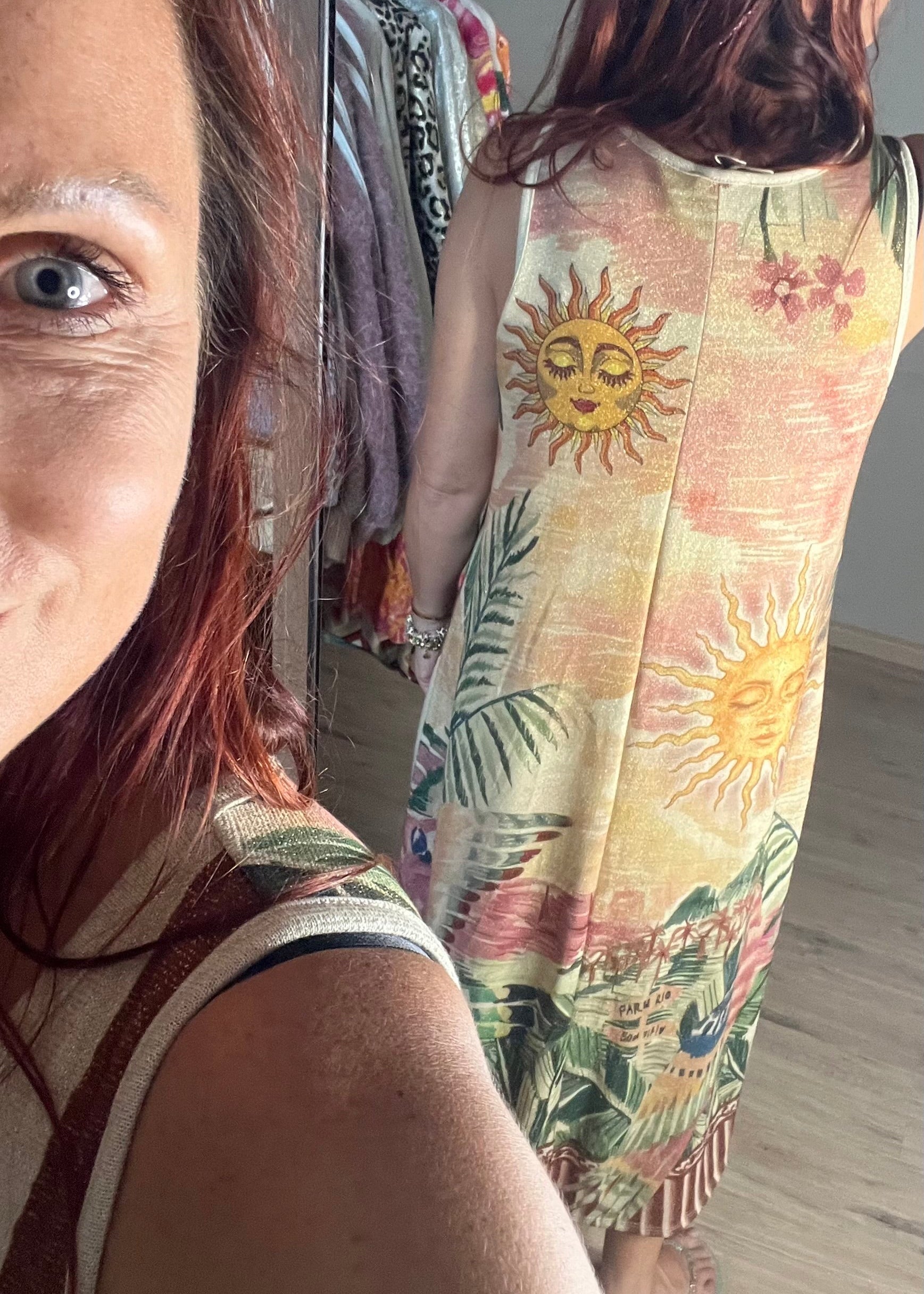 Schitterende lurex jurk met een glossy  print. Shine op elke gelegenheid met glansjurk draagbaar tot 44