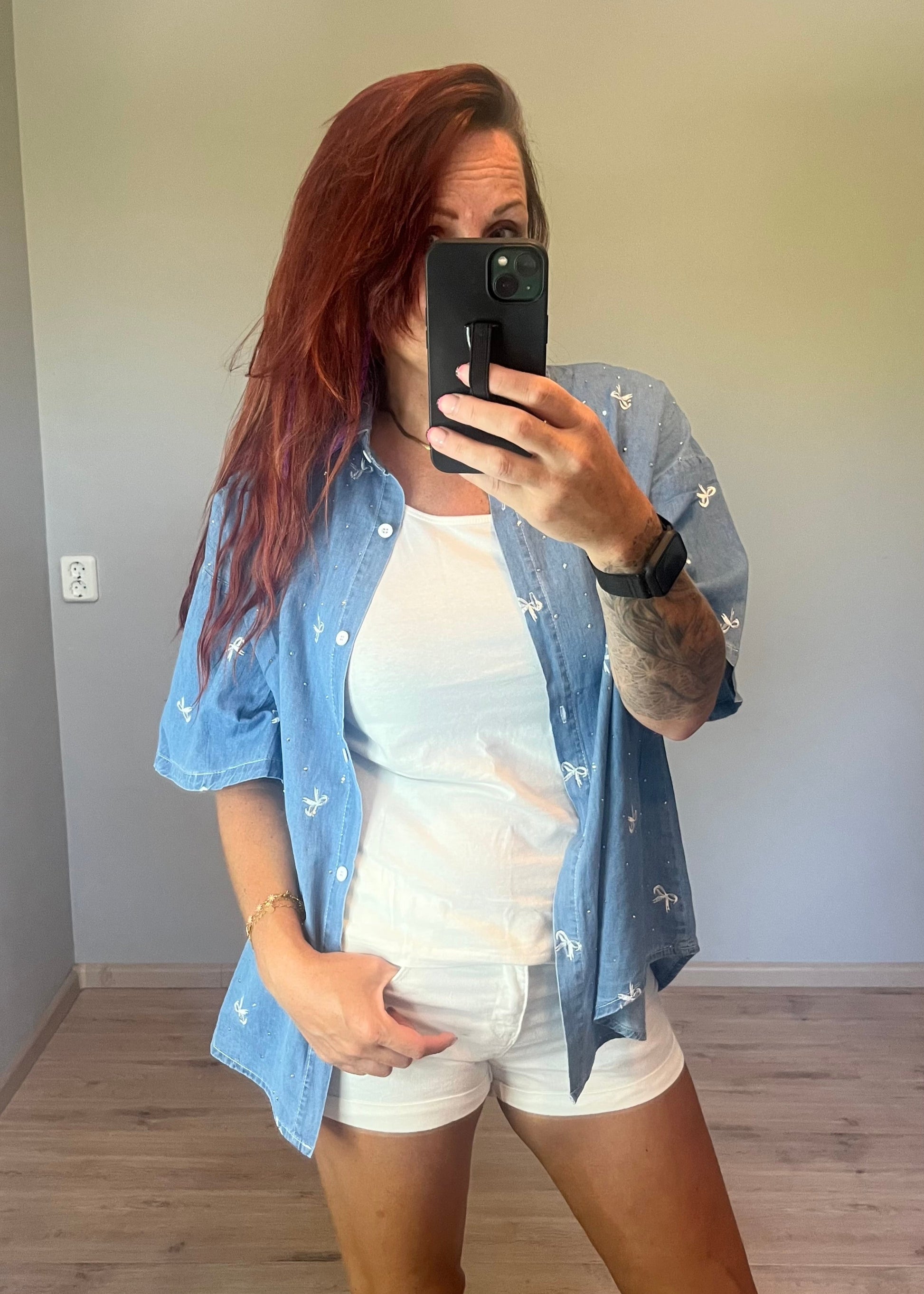 Oversized damesblouse van denim met strikjes en glitters, gemaakt van katoen. One size, passend tot maat 46.