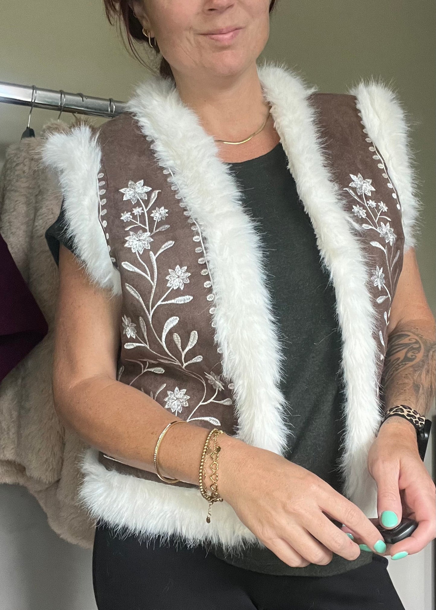 Teddy gilet van nep bont met geborduurde print in camel en sand. One size tot maat 42/44. Stoer, cozy en modieus.