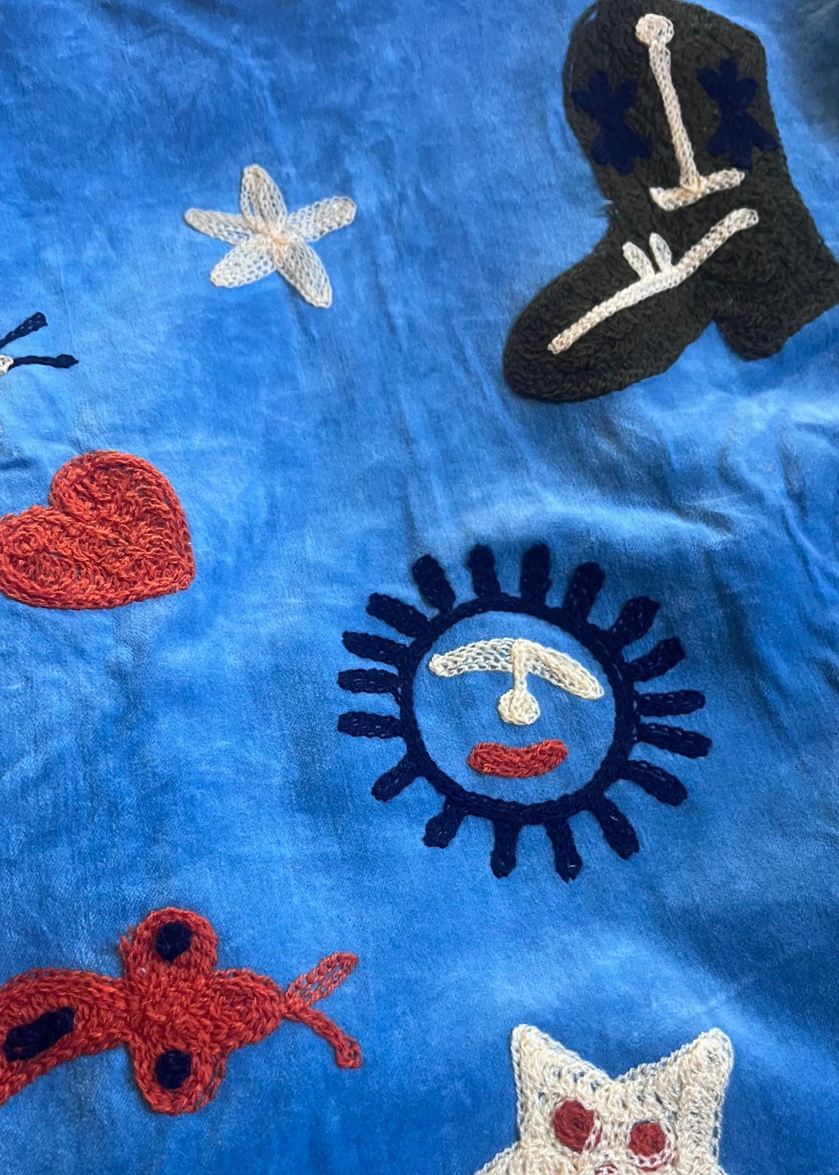 Handgemaakte velvet Suzani jacket uit India met kleurrijk borduurwerk in lichtblauw met gave print