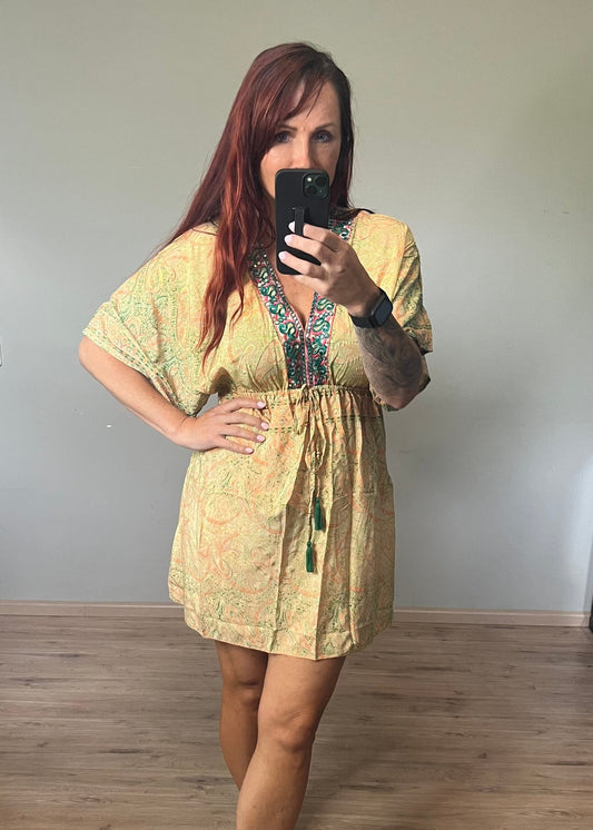 Kleurrijk kort Boho look damesjurkje van zijde en viscose. Zomers, luchtig en stijlvol met speelse print.