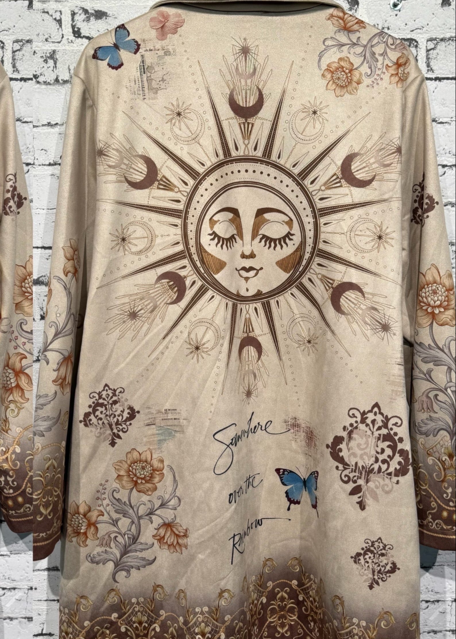 Lange jas in suèdelook met opvallende print, licht getailleerd. One size tot maat 46.