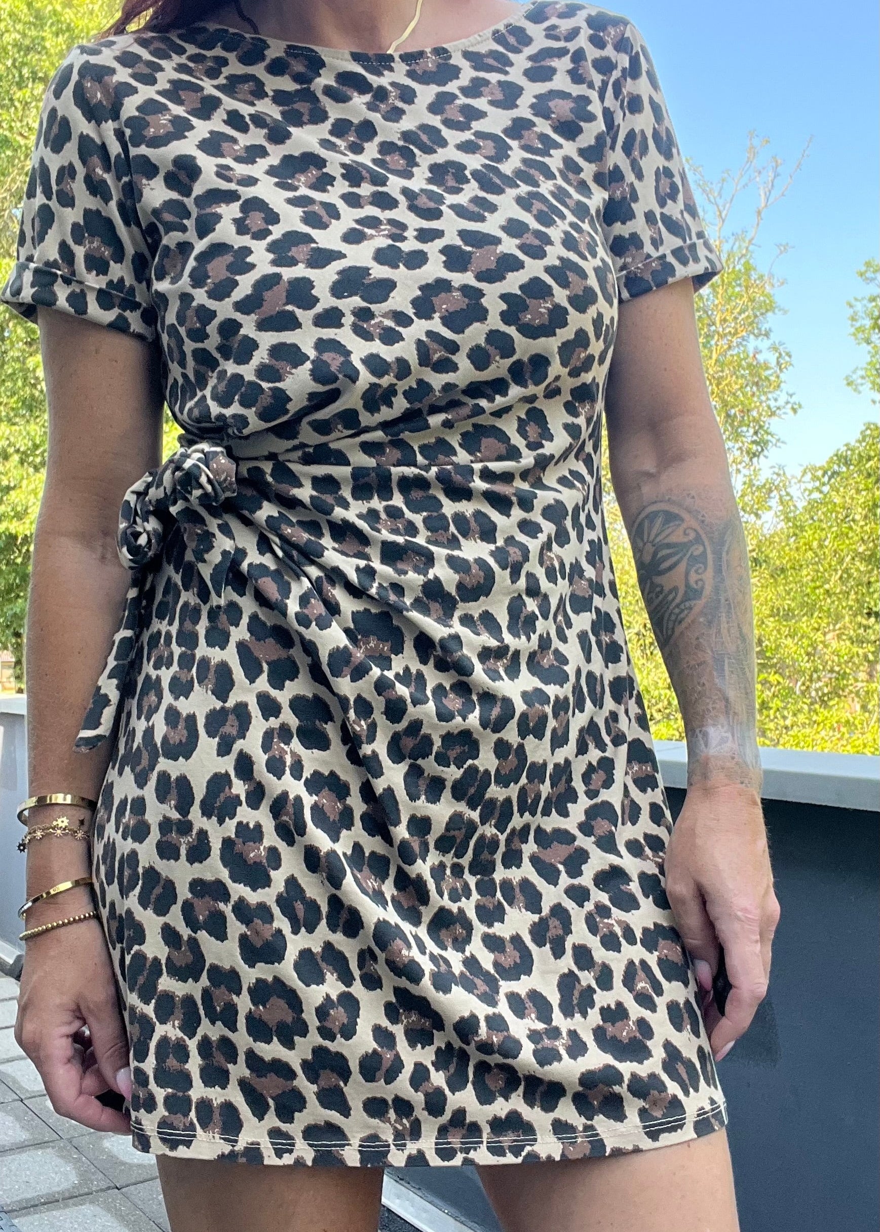Kort beige panterprint jurkje van 100% katoen met strikdetail aan de zijkant en korte mouwen