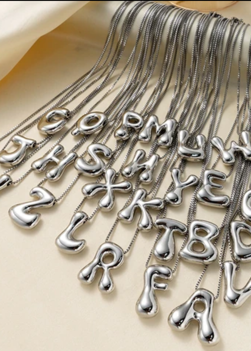 Stainless steel ketting met letter initialen hanger in bubble vorm in goud of zilver van Piek Fashion