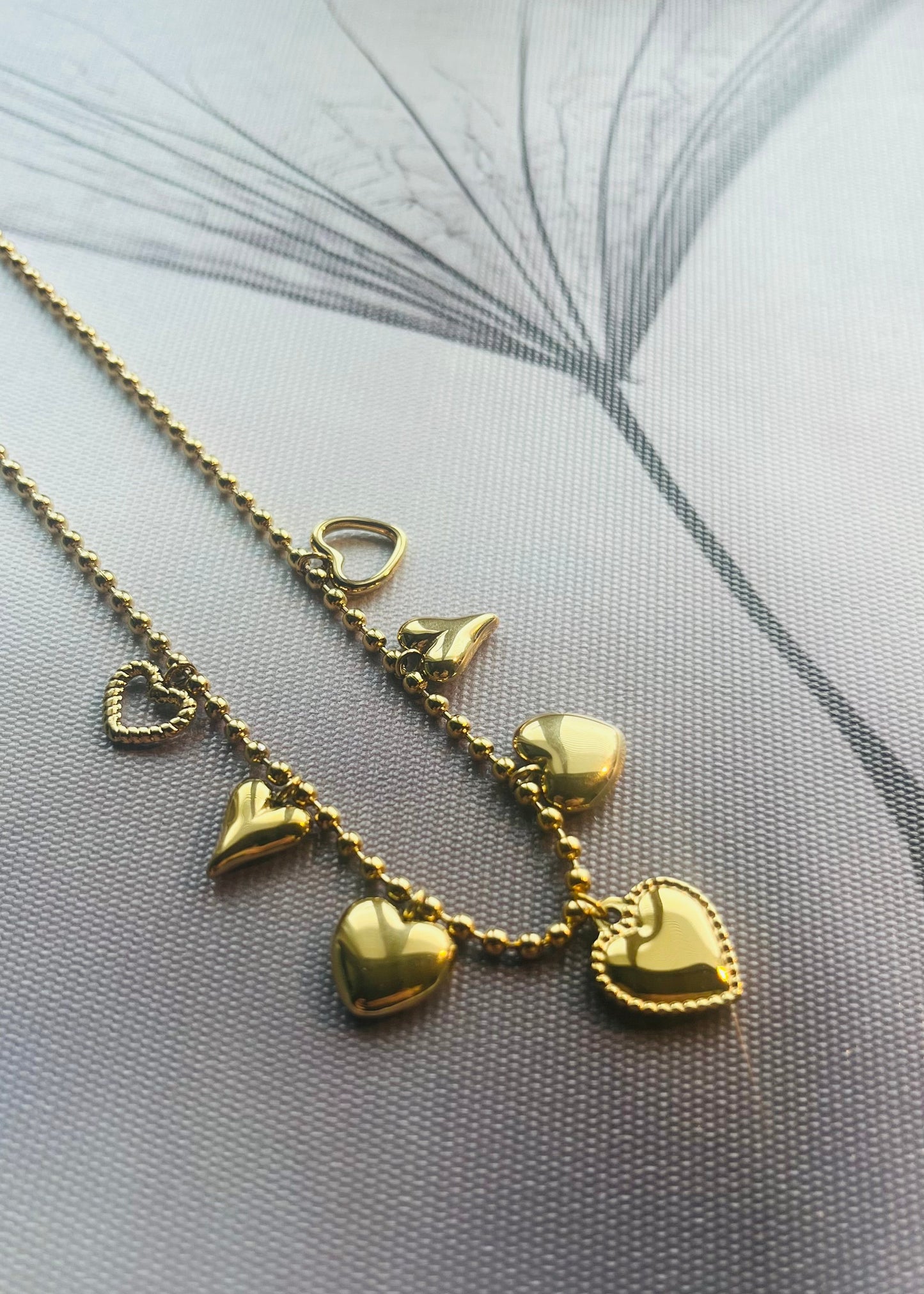 Stainless steel damesketting met hippe bedels. Verkleurt niet, waterproof en trendy voor elke outfit.