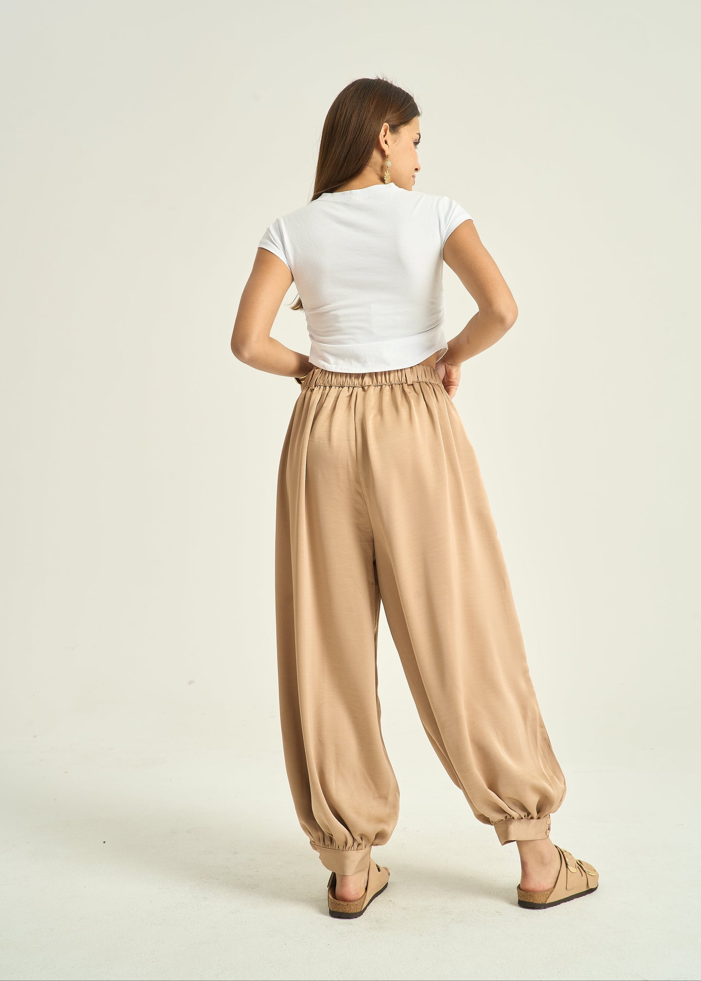 Taupe satin look balloon broek dames met knoopdetail