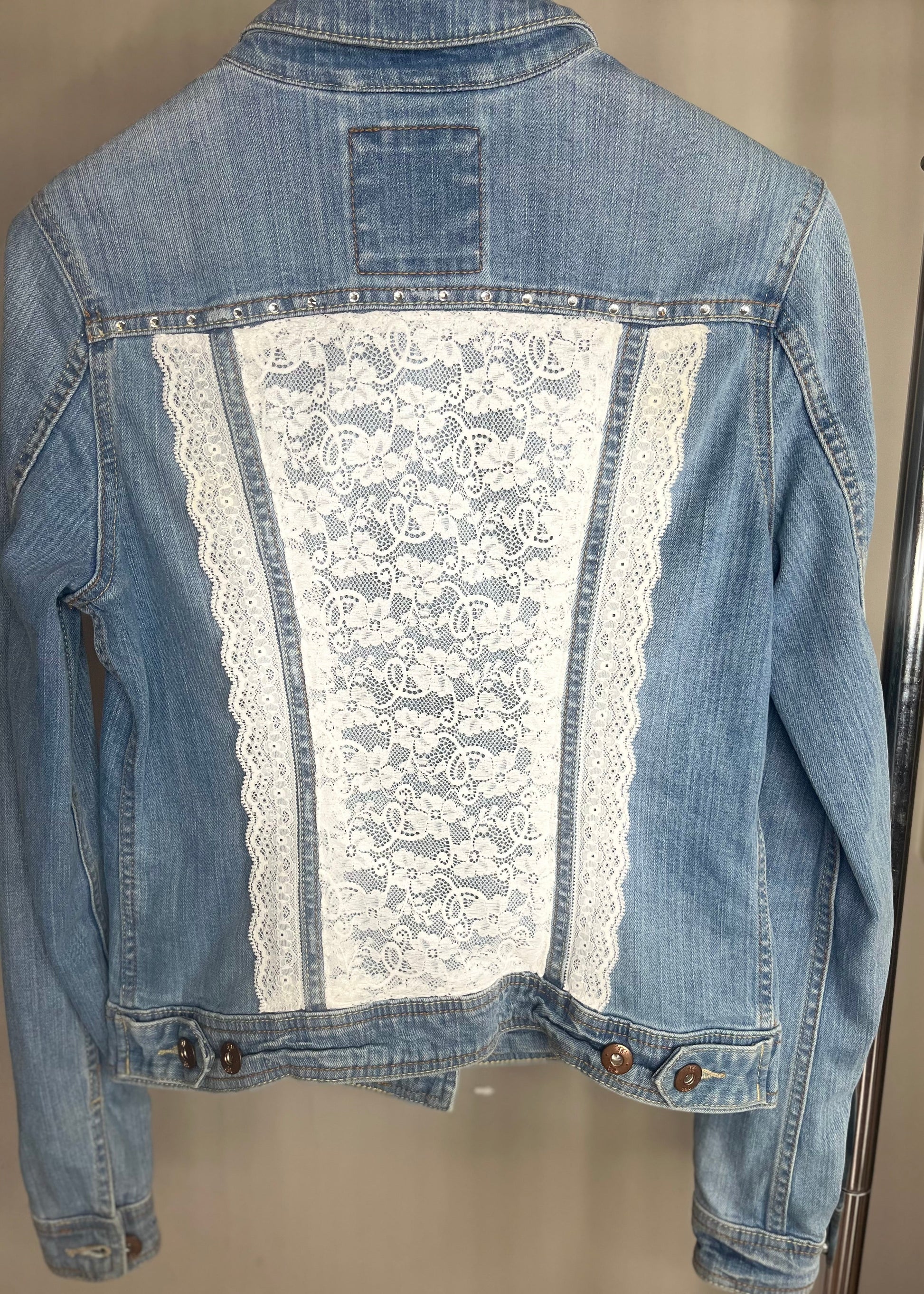 Zelf gepimpt denim spijkerjasje met unieke details en persoonlijke touch – stoer, creatief en one of a kind.