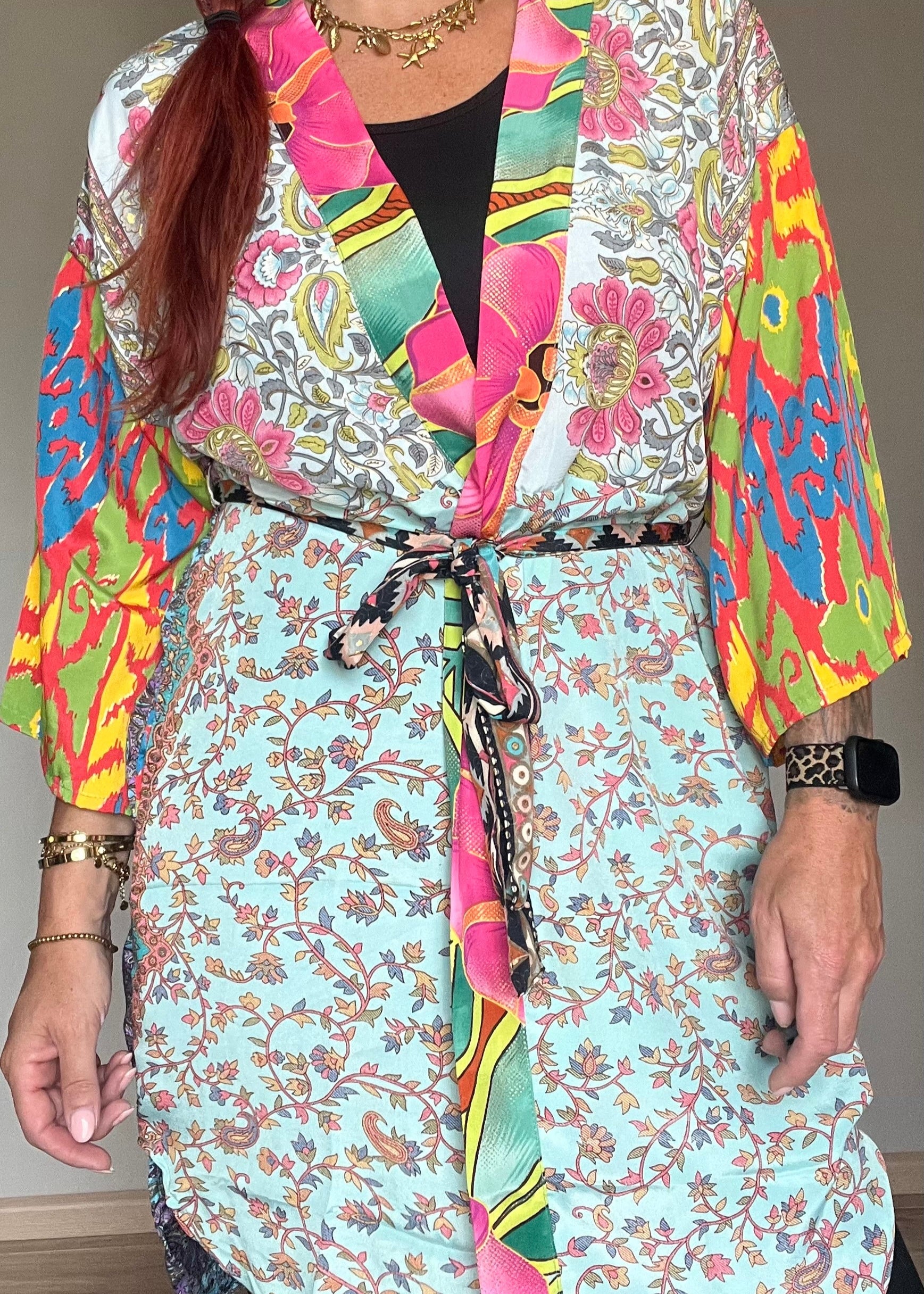 Unieke zijden kimono uit India met kleurrijke print. Handgemaakt, luchtig en one of a kind.