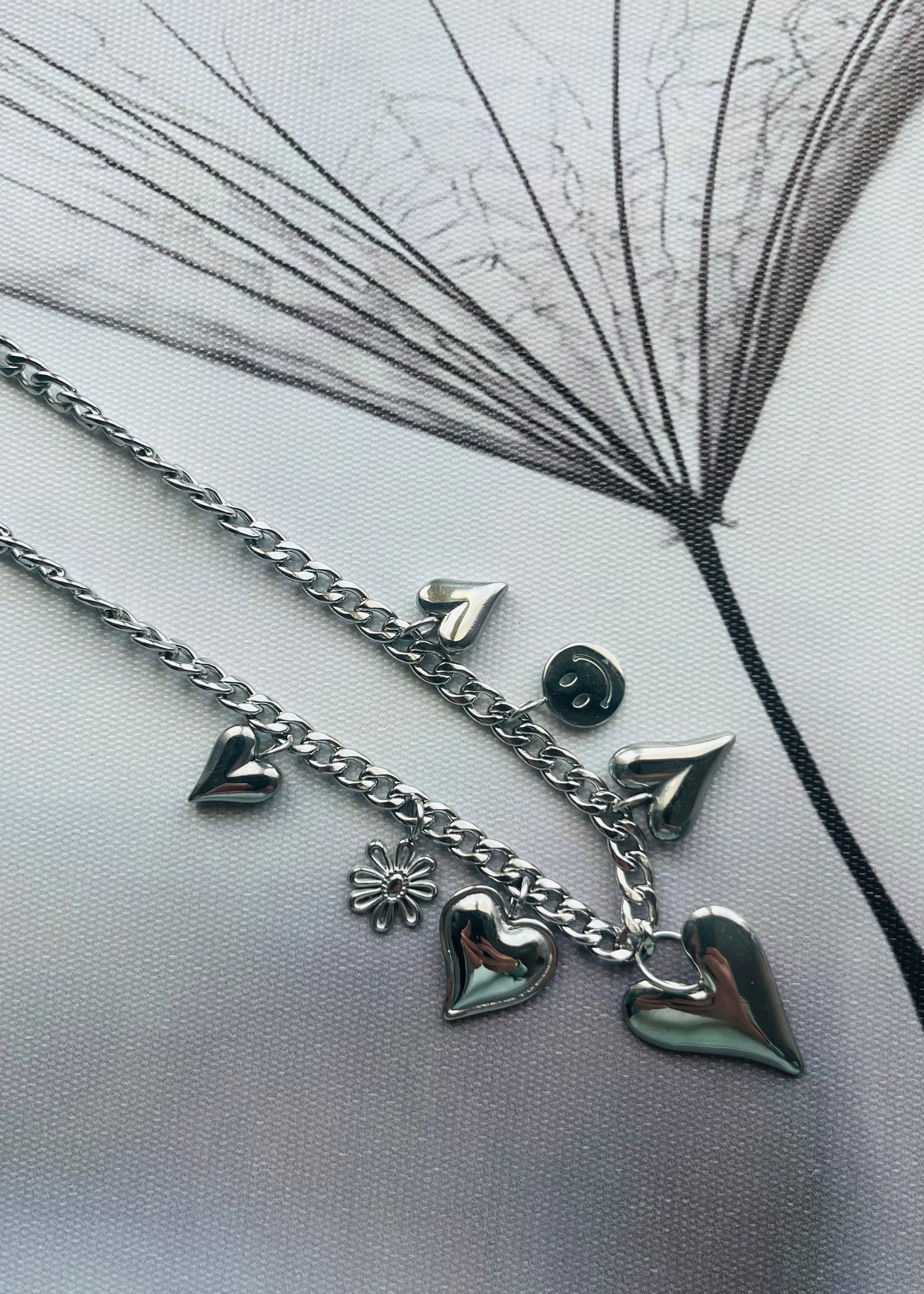 Stainless steel bedelkettingen in goud en zilver. Duurzaam, waterproof en trendy. Elke ketting heeft eigen bedels, mix en match jouw favorieten.