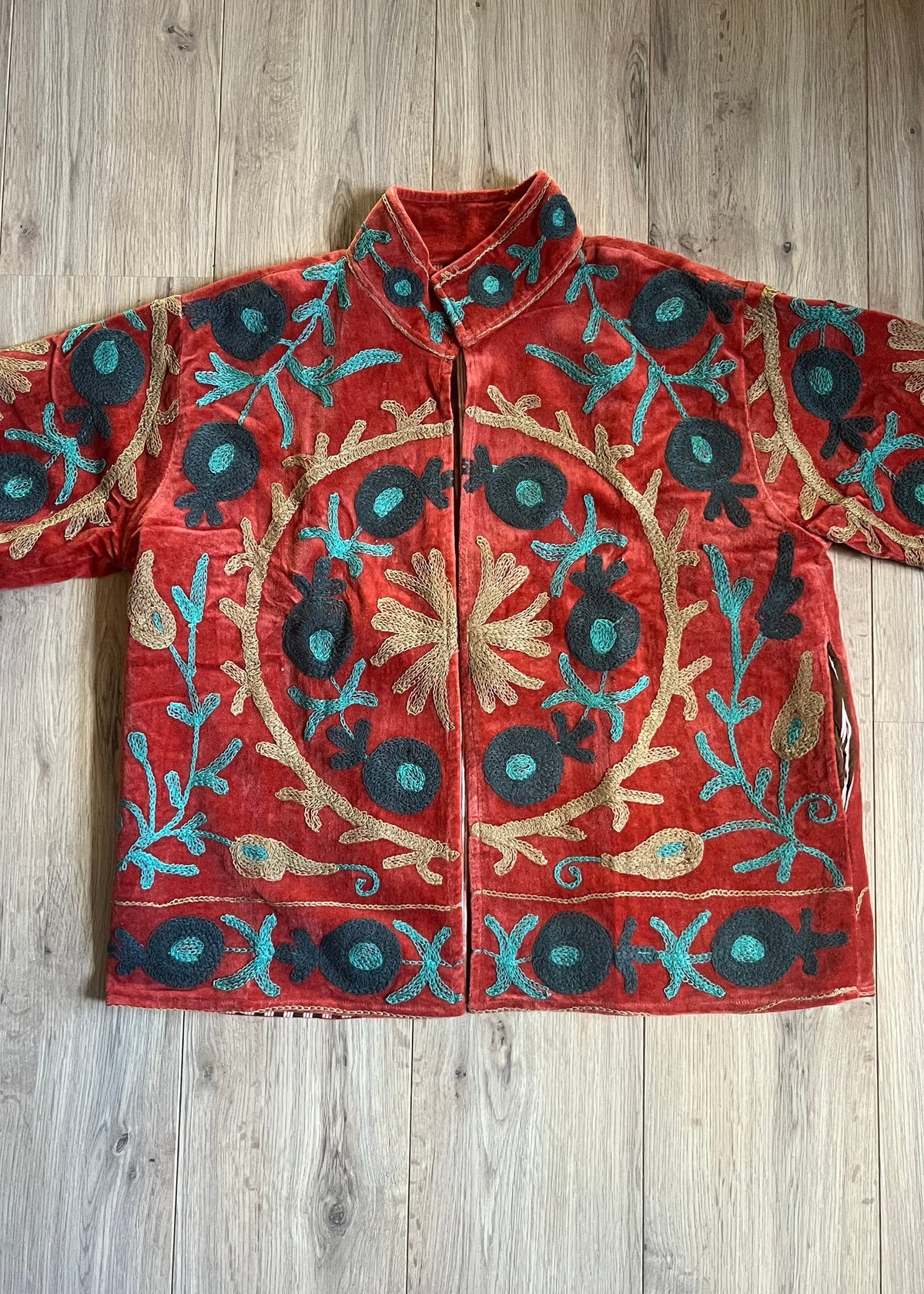 Handgemaakte velvet Suzani jacket uit India met kleurrijk klassiek borduurwerk in een mooie koper terracotta kleur