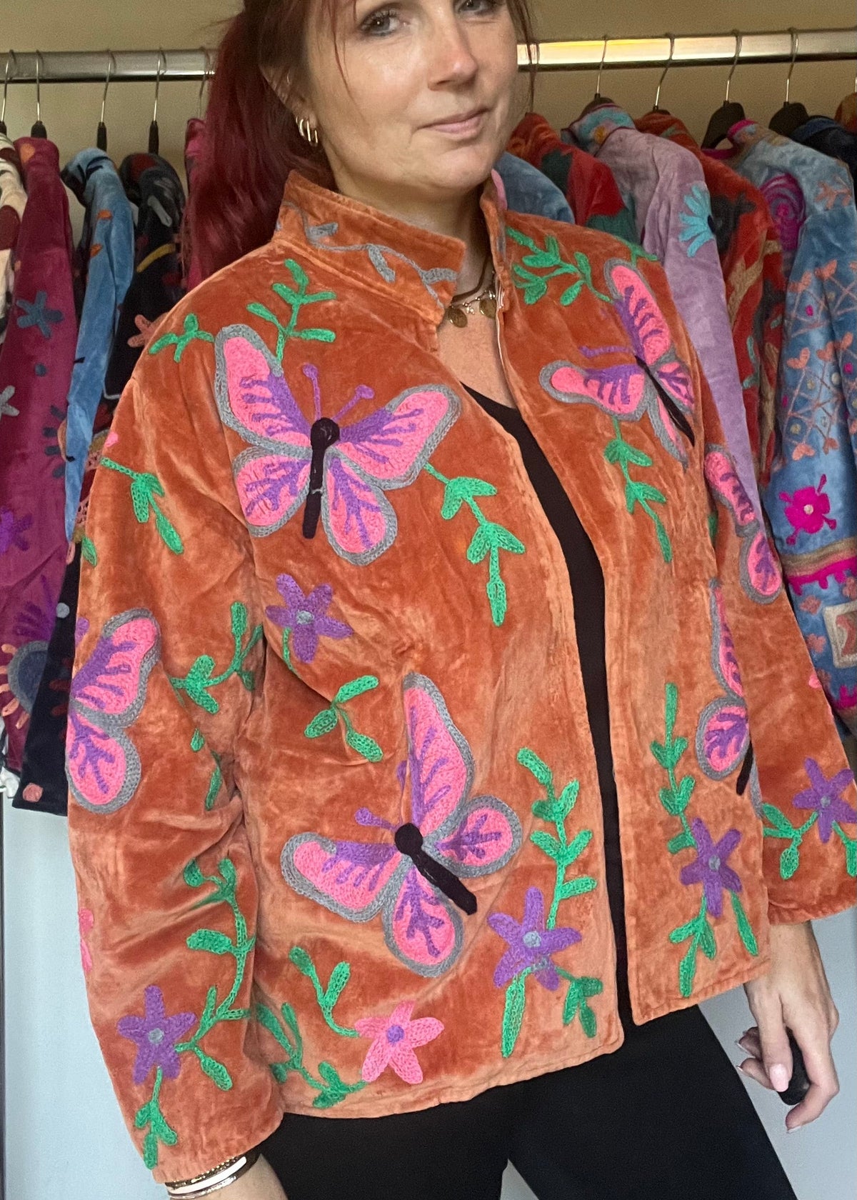 Handgemaakt velvet Suzani jacket in koperbruin voor dames met kleurrijk Indiaas borduurwerk met vlinders 