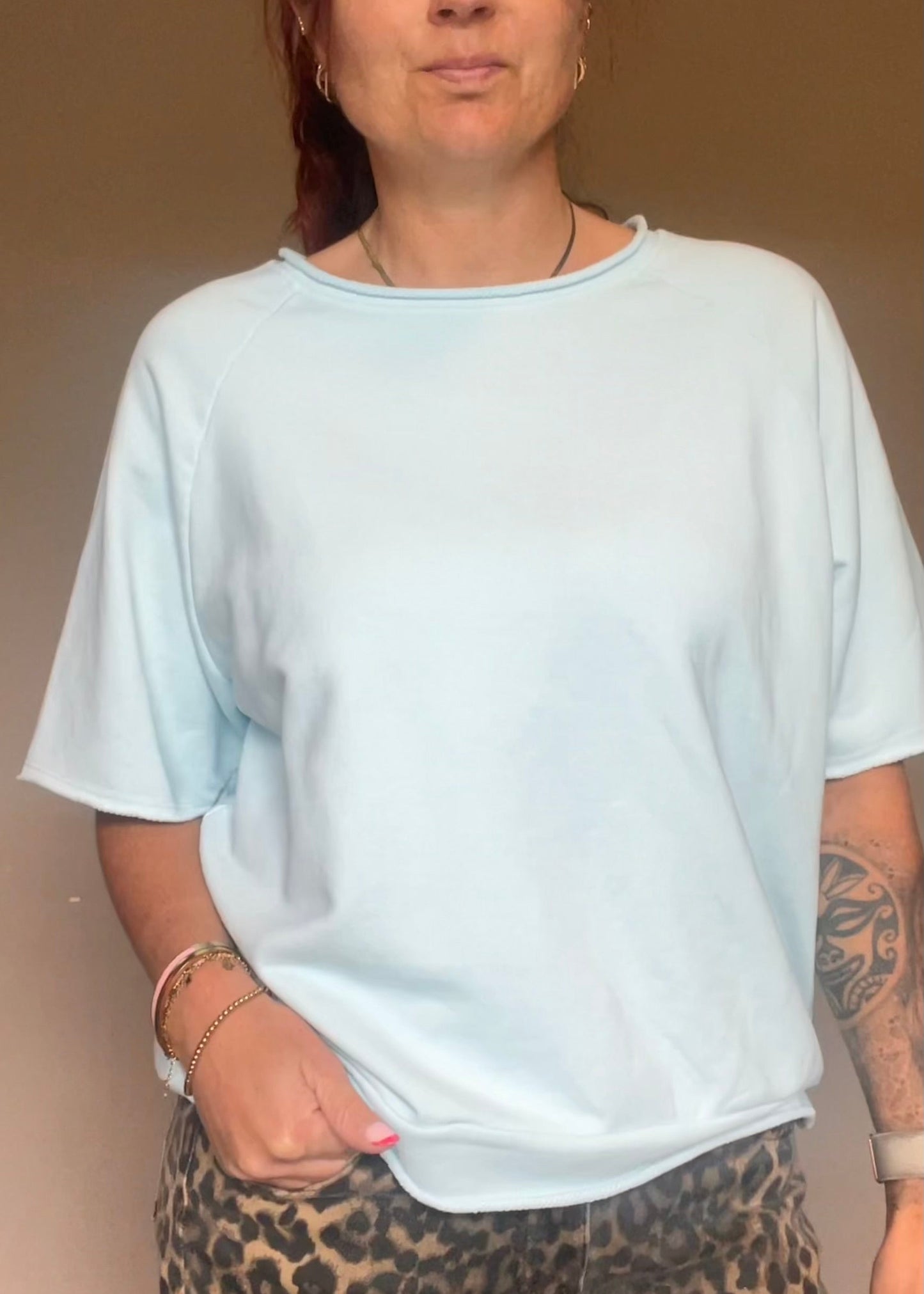 Oversized pastel shirt-trui voor dames van 100% katoen met korte mouwen in roze, geel, oranje en blauw van Piek Fashion