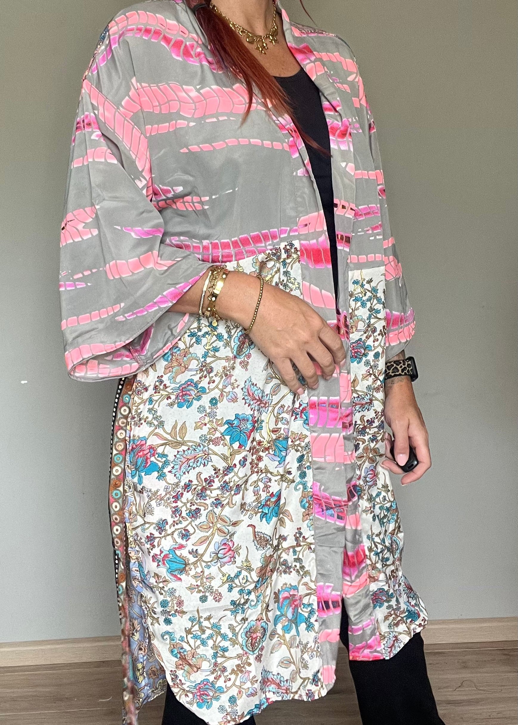 Unieke zijden kimono uit India met kleurrijke print. Handgemaakt, luchtig en one of a kind.