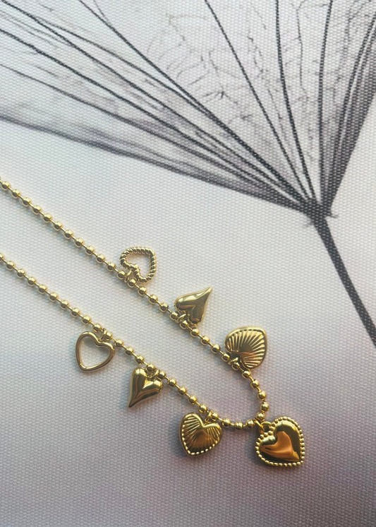 Stainless steel damesketting met hippe bedels. Verkleurt niet, waterproof en trendy voor elke outfit.