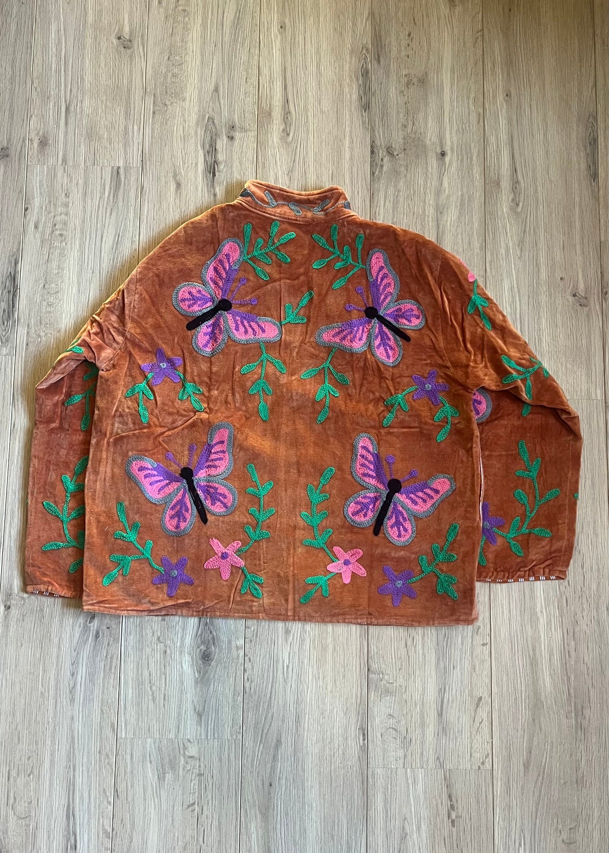 Handgemaakt velvet Suzani jacket in koperbruin voor dames met kleurrijk Indiaas borduurwerk met vlinders 