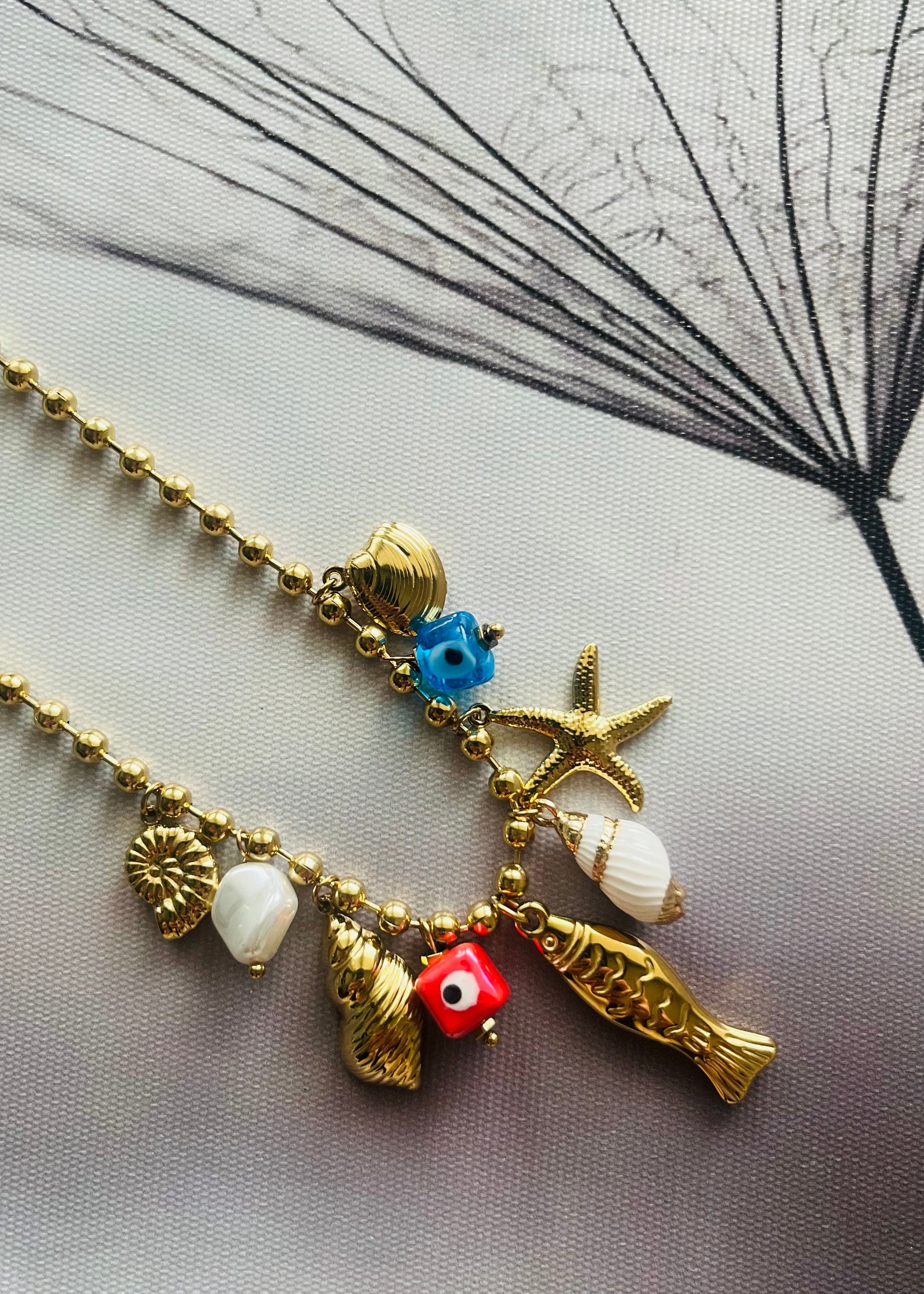 Stainless steel damesketting met hippe bedels. Verkleurt niet, waterproof en trendy voor elke outfit.