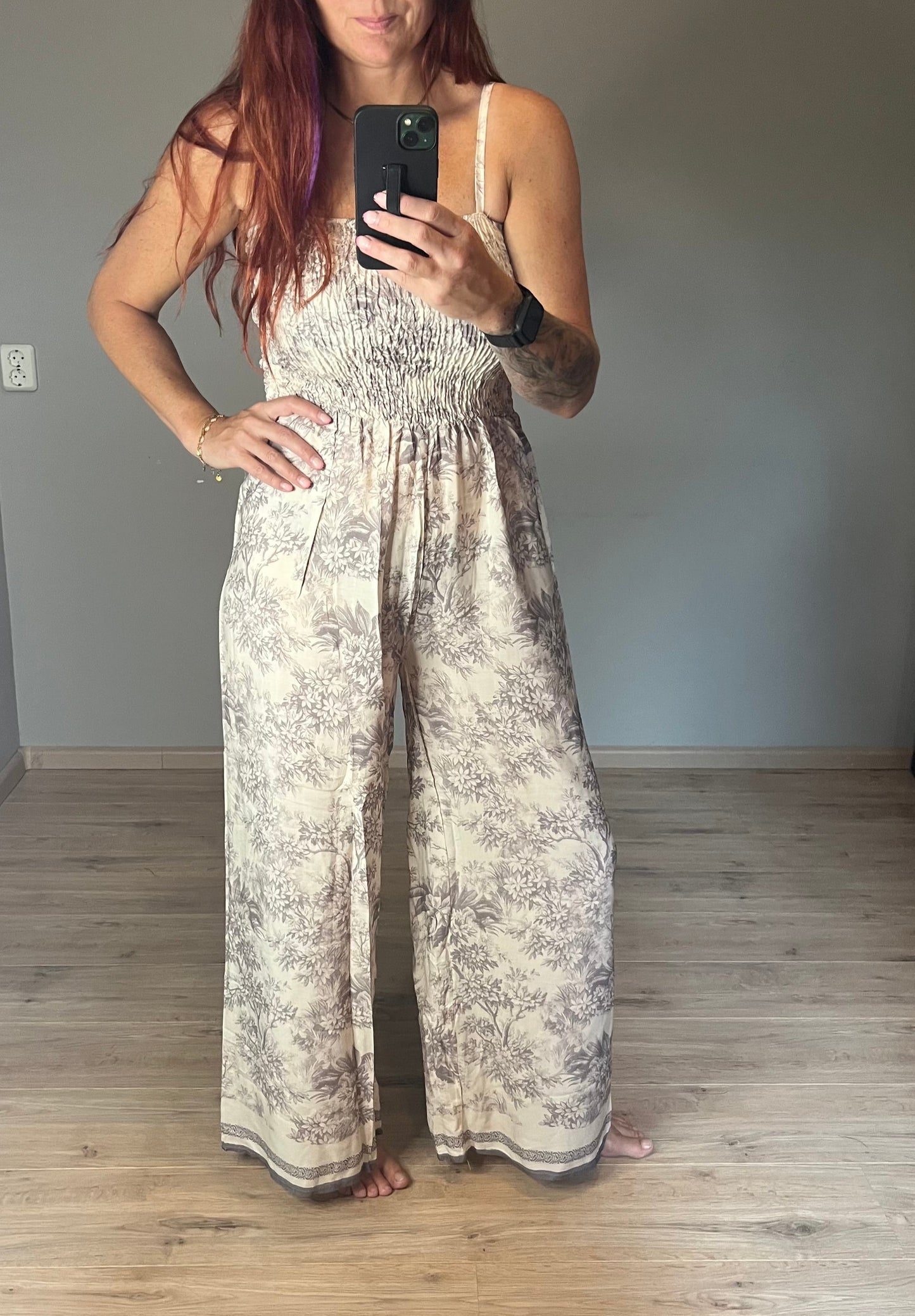 Dames jumpsuit van viscose in beige-grijze Soft Taupe Print met spaghetti bandjes en gesmokt lijfje. Verkrijgbaar in maat S, M en L.