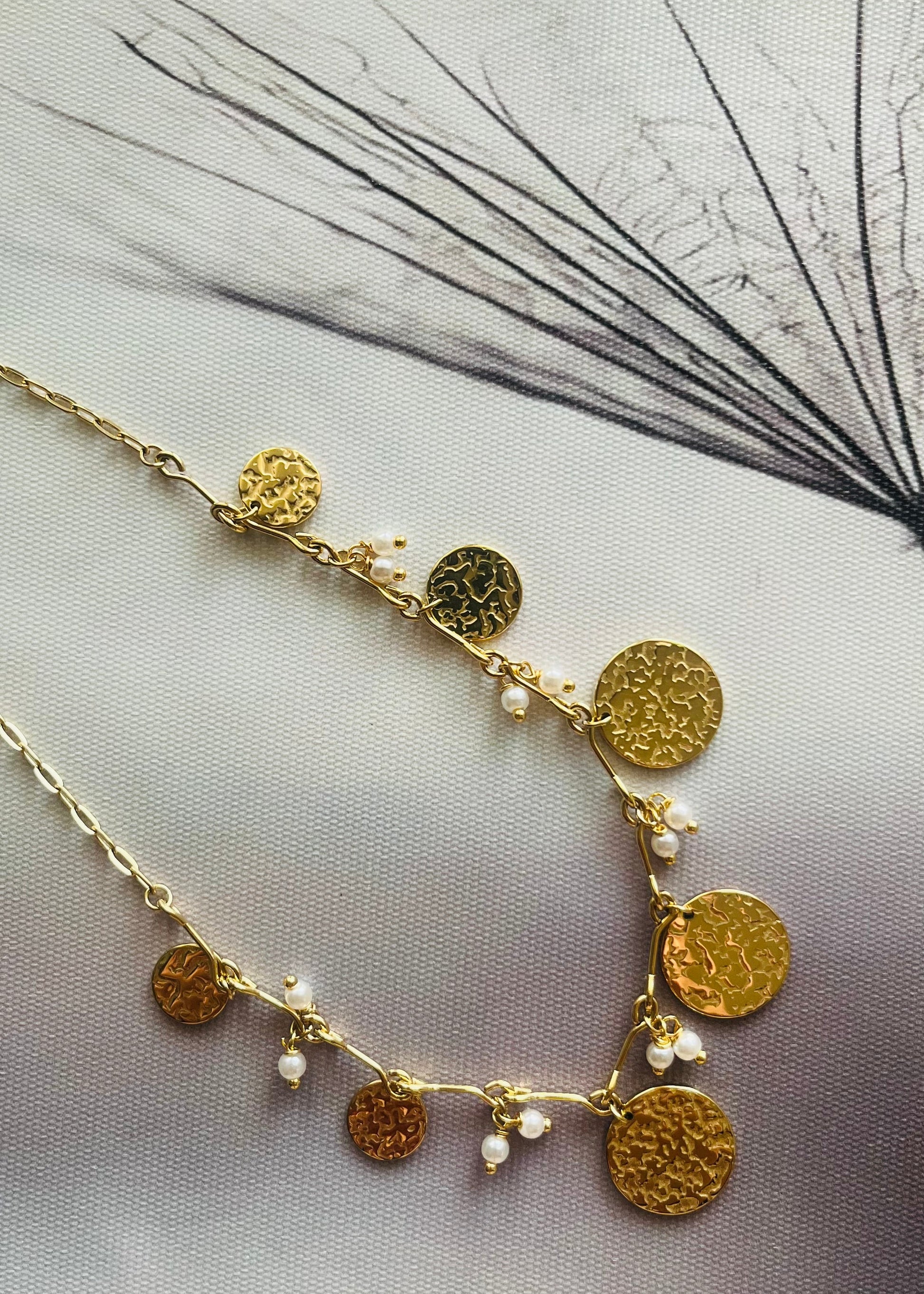 Stainless steel damesketting met hippe bedels. Verkleurt niet, waterproof en trendy voor elke outfit.