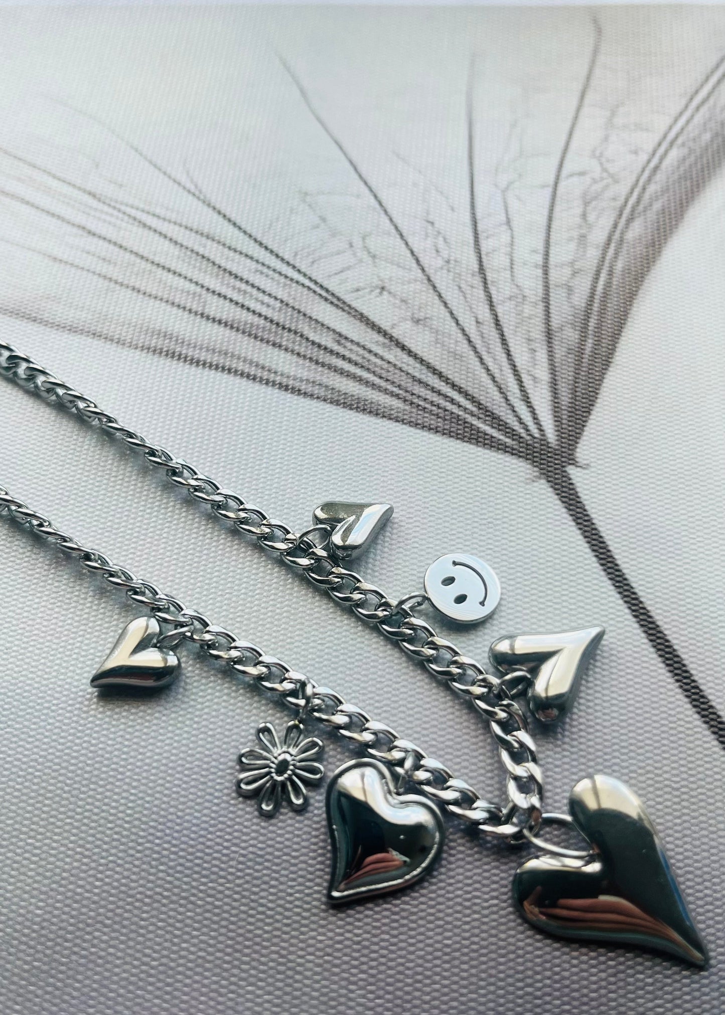 Stainless steel bedelkettingen in goud en zilver. Duurzaam, waterproof en trendy. Elke ketting heeft eigen bedels, mix en match jouw favorieten.