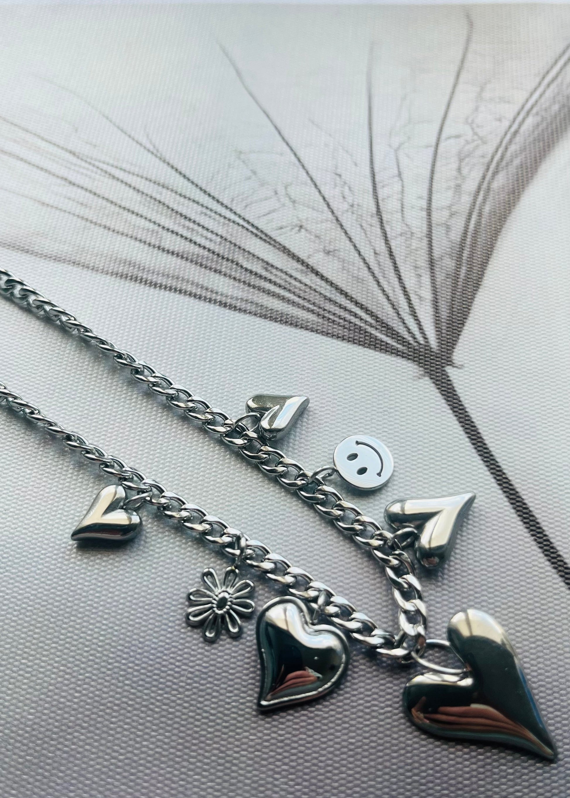 Stainless steel bedelkettingen in goud en zilver. Duurzaam, waterproof en trendy. Elke ketting heeft eigen bedels, mix en match jouw favorieten.