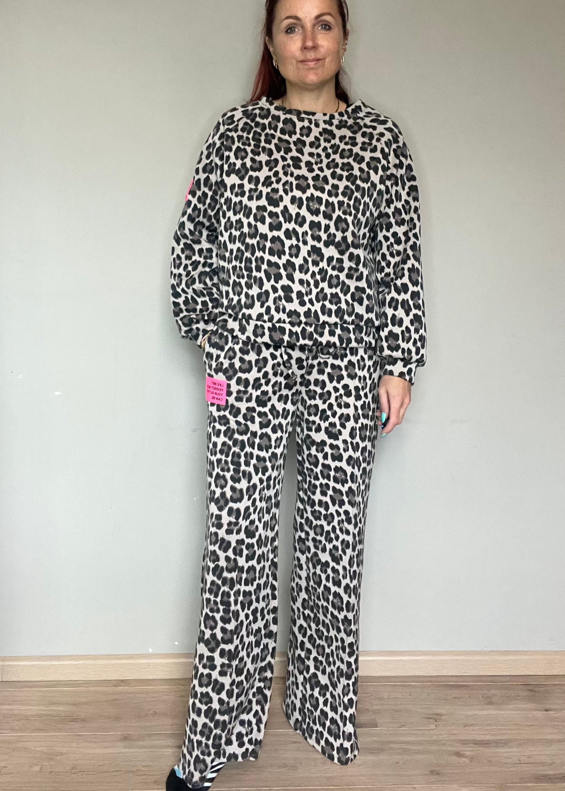 Dames panterprint comfyset met wijde broek en sweater in beige of choco van Piek Fashion