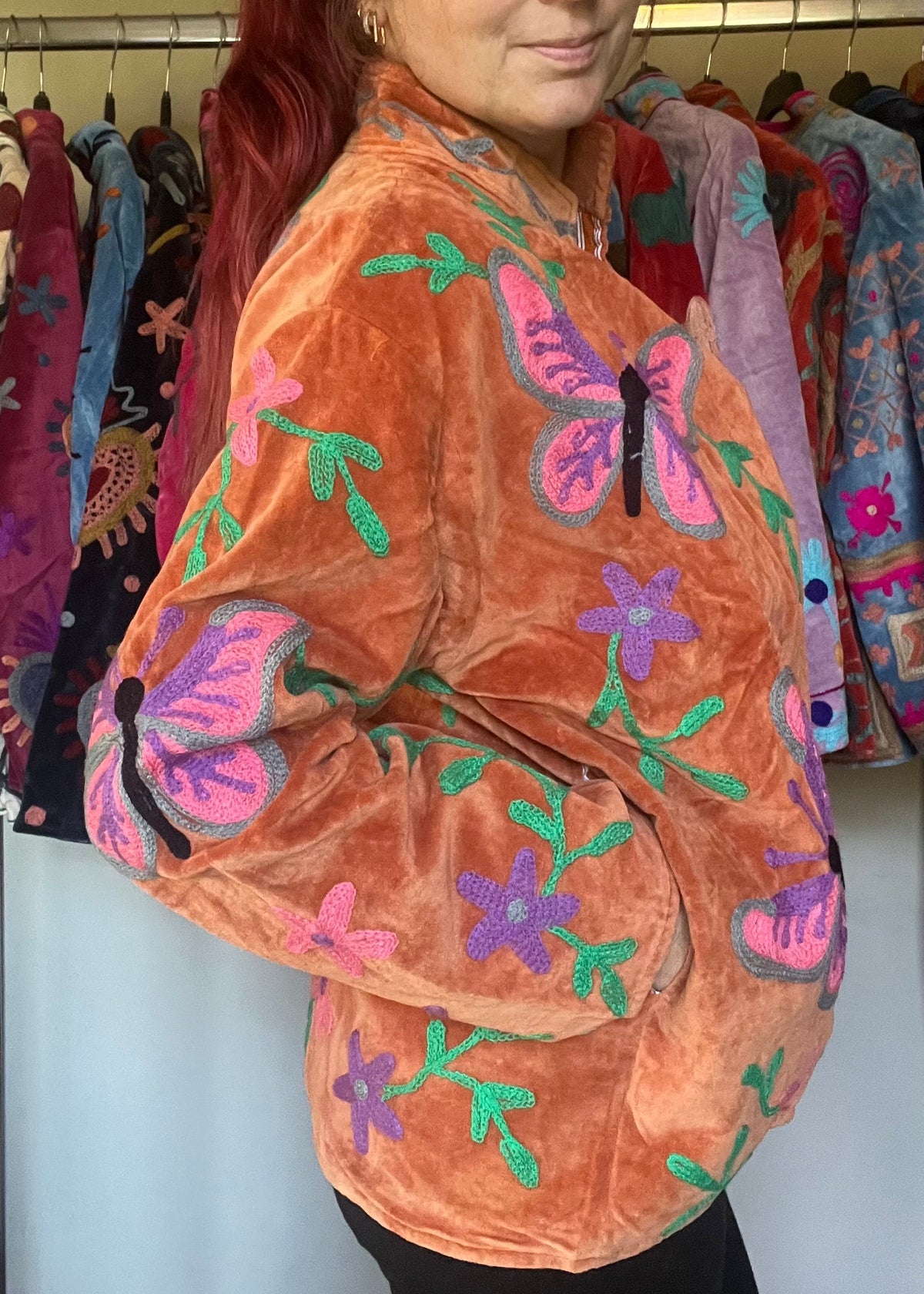 Handgemaakt velvet Suzani jacket in koperbruin voor dames met kleurrijk Indiaas borduurwerk met vlinders 