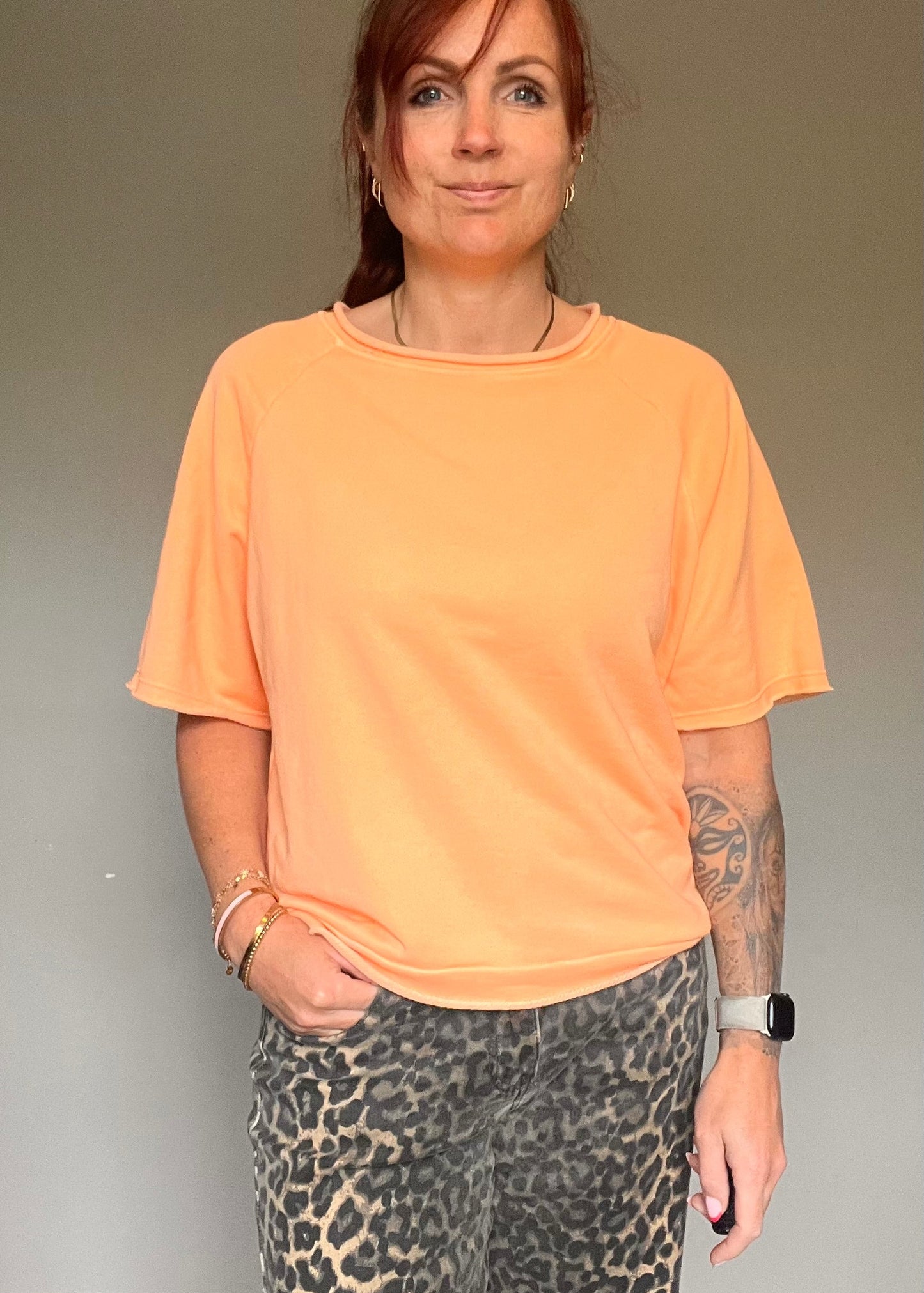 Oversized pastel shirt-trui voor dames van 100% katoen met korte mouwen in roze, geel, oranje en blauw van Piek Fashion