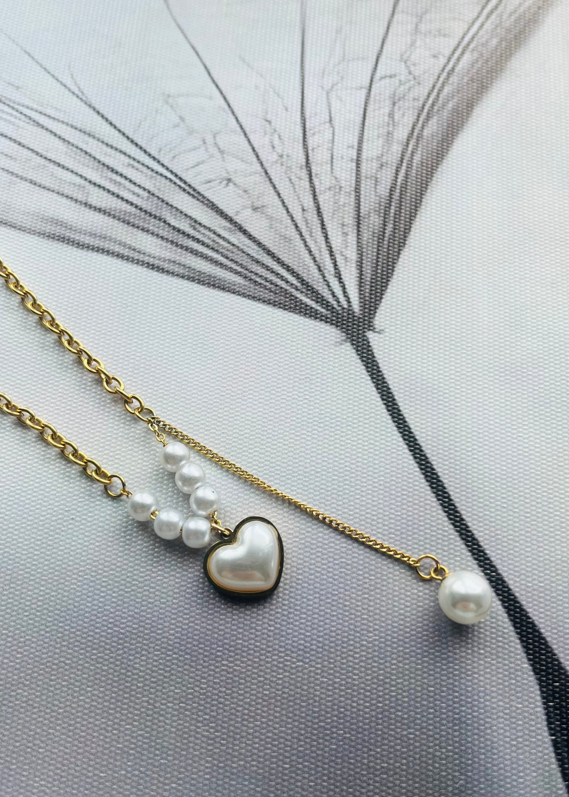 Stainless steel ketting met hanger  en pareltjes. RVS ketting in goud , tijdloos en trendy sieraad
