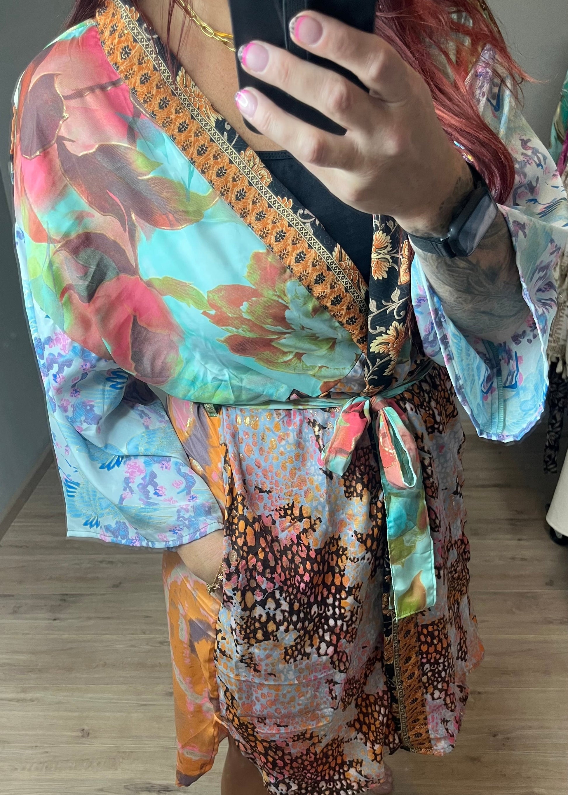 Gave kimono uit Inda in Ibiza stijl van zijde met centuur en steekzakken. Diverse hippe en trendt prints. Elke is uniek.
