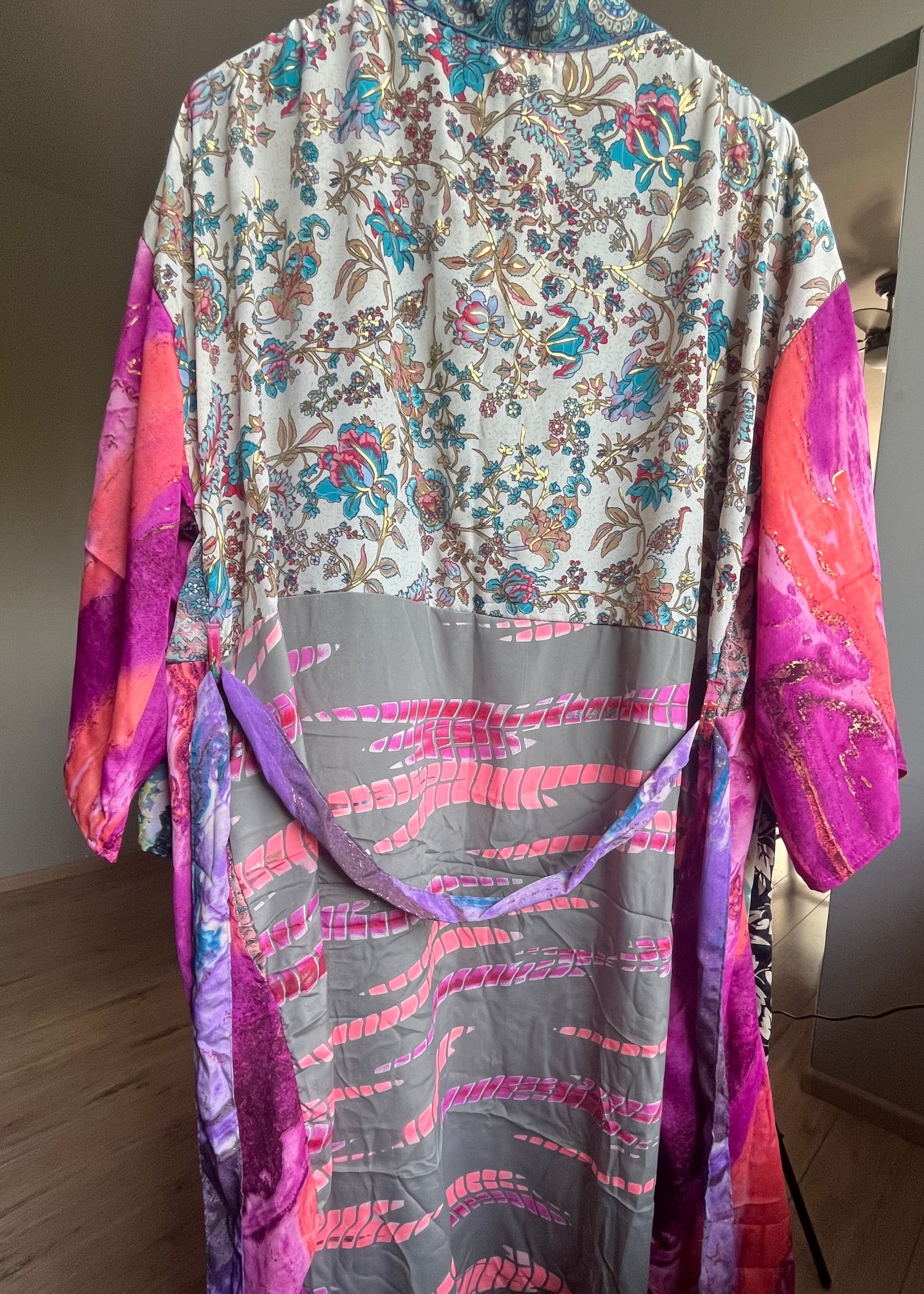 Gave kimono uit Inda in Ibiza stijl van zijde met centuur en steekzakken. Diverse hippe en trendt prints. Elke is uniek.