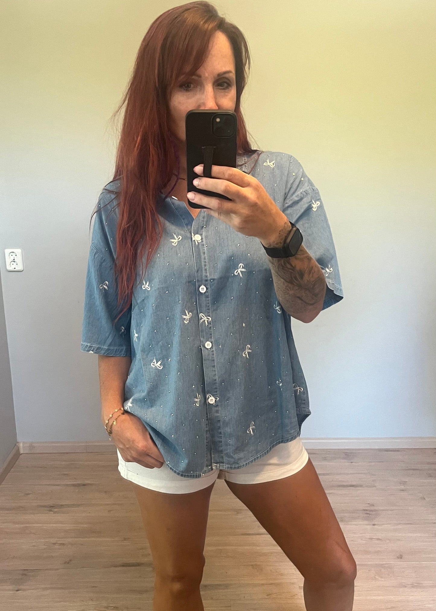 Oversized damesblouse van denim met strikjes en glitters, gemaakt van katoen. One size, passend tot maat 46.