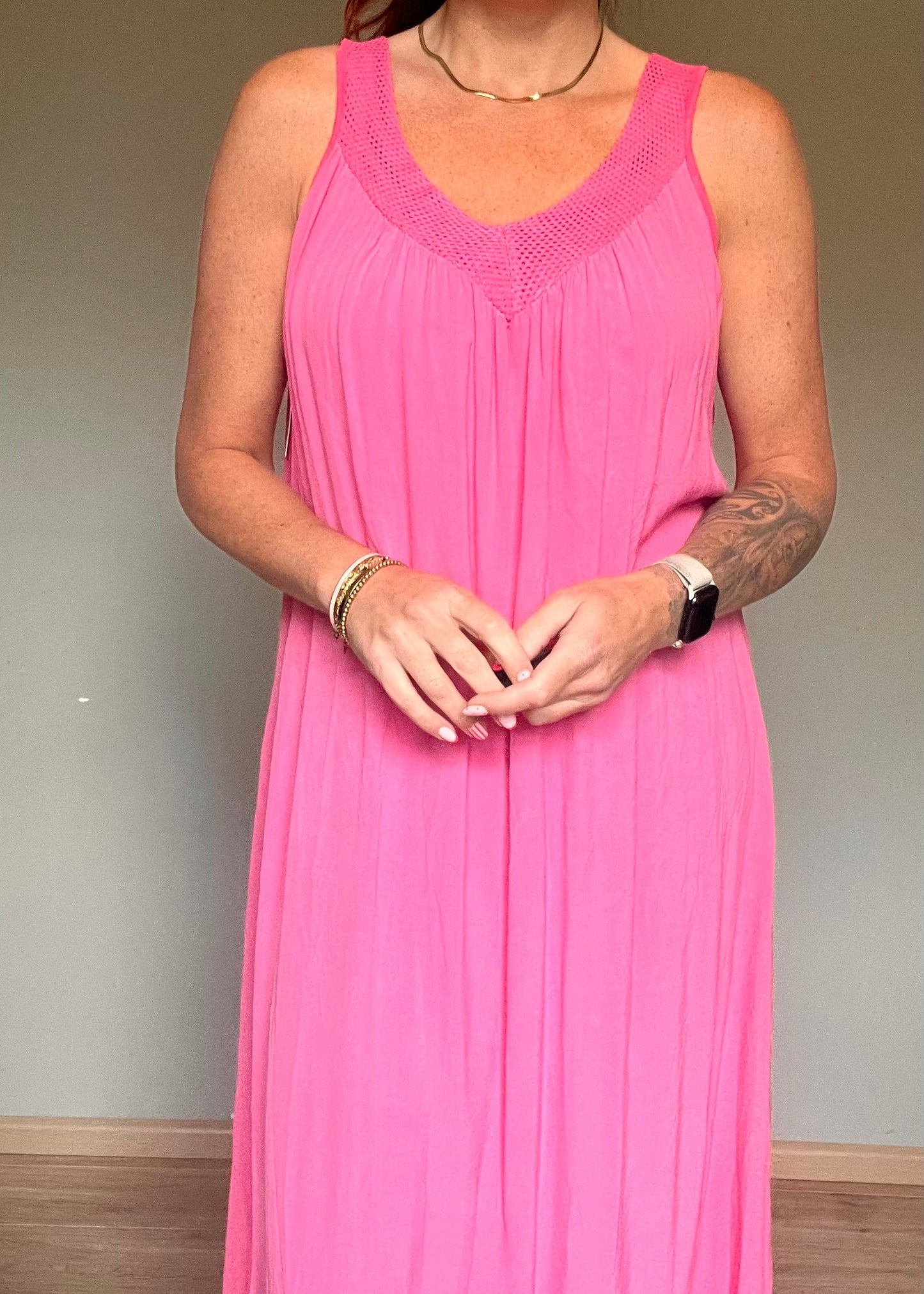 Luchtige viscose damesjurk met soepelvallende pasvorm en afgewerkt decolleté in zwart, roze, taupe en kaki van Piek Fashion