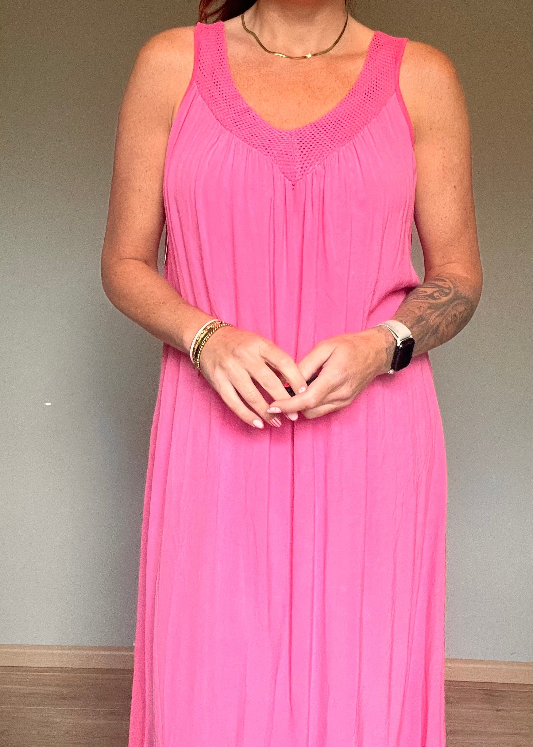 Luchtige viscose damesjurk met soepelvallende pasvorm en afgewerkt decolleté in zwart, roze, taupe en kaki van Piek Fashion