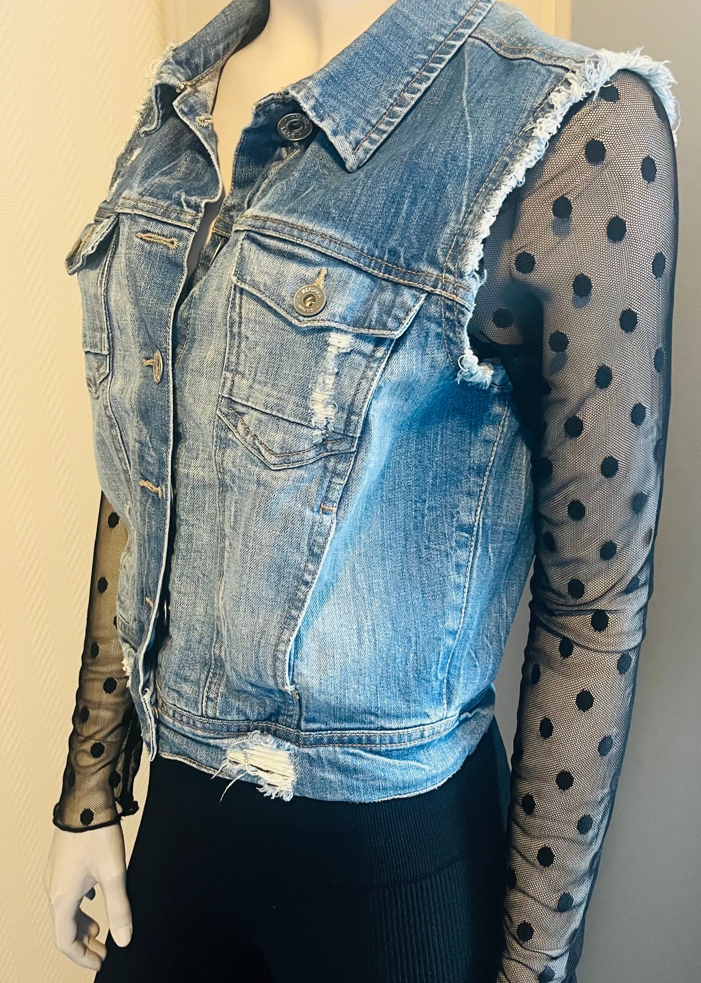 Uniek gepimpt vintage spijkerjasje van Piek Fashion, geüpcycled met creatieve details. Eén exemplaar beschikbaar.