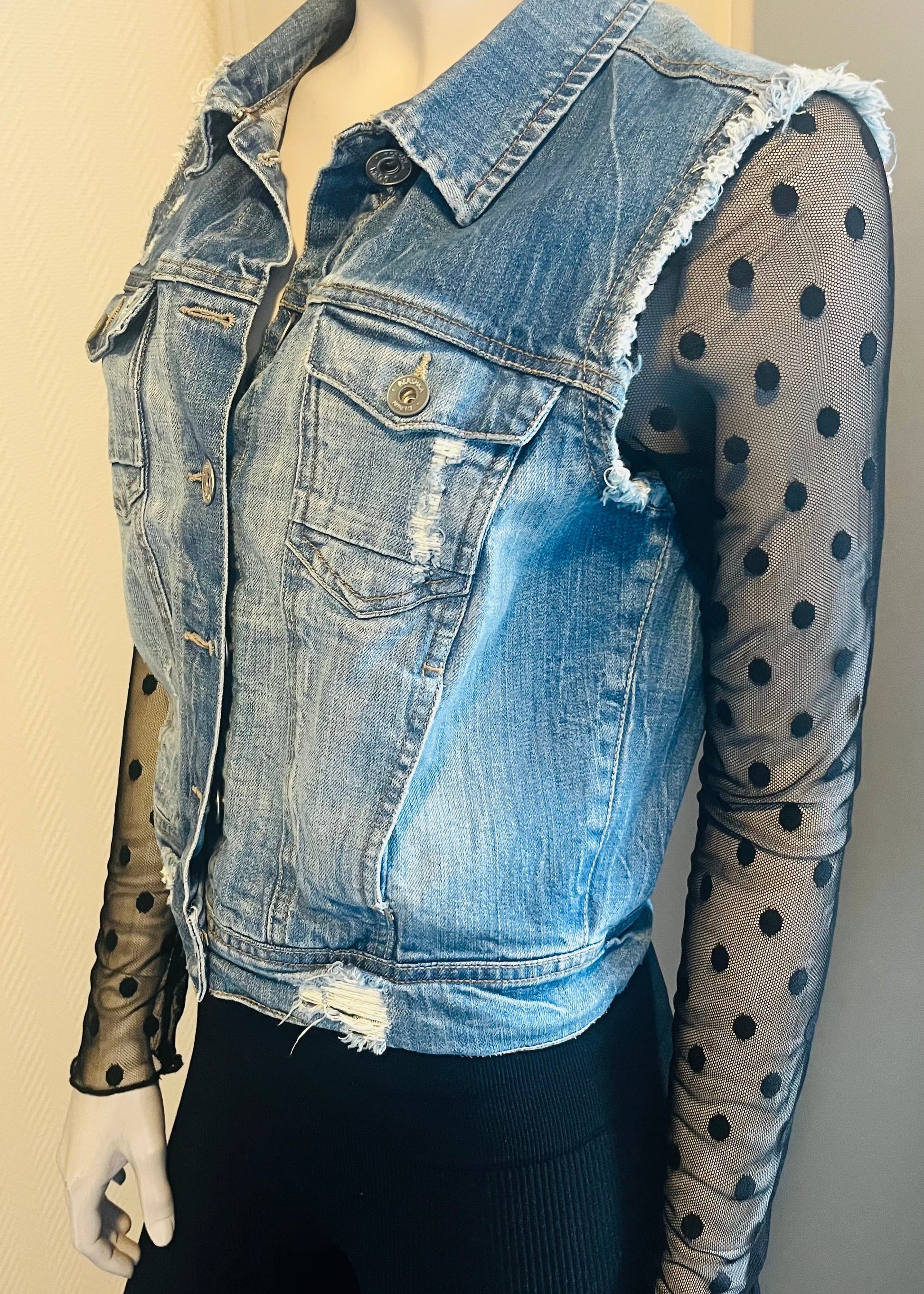 Uniek gepimpt vintage spijkerjasje van Piek Fashion, geüpcycled met creatieve details. Eén exemplaar beschikbaar.