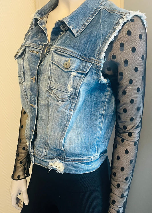 Uniek gepimpt vintage spijkerjasje van Piek Fashion, geüpcycled met creatieve details. Eén exemplaar beschikbaar.