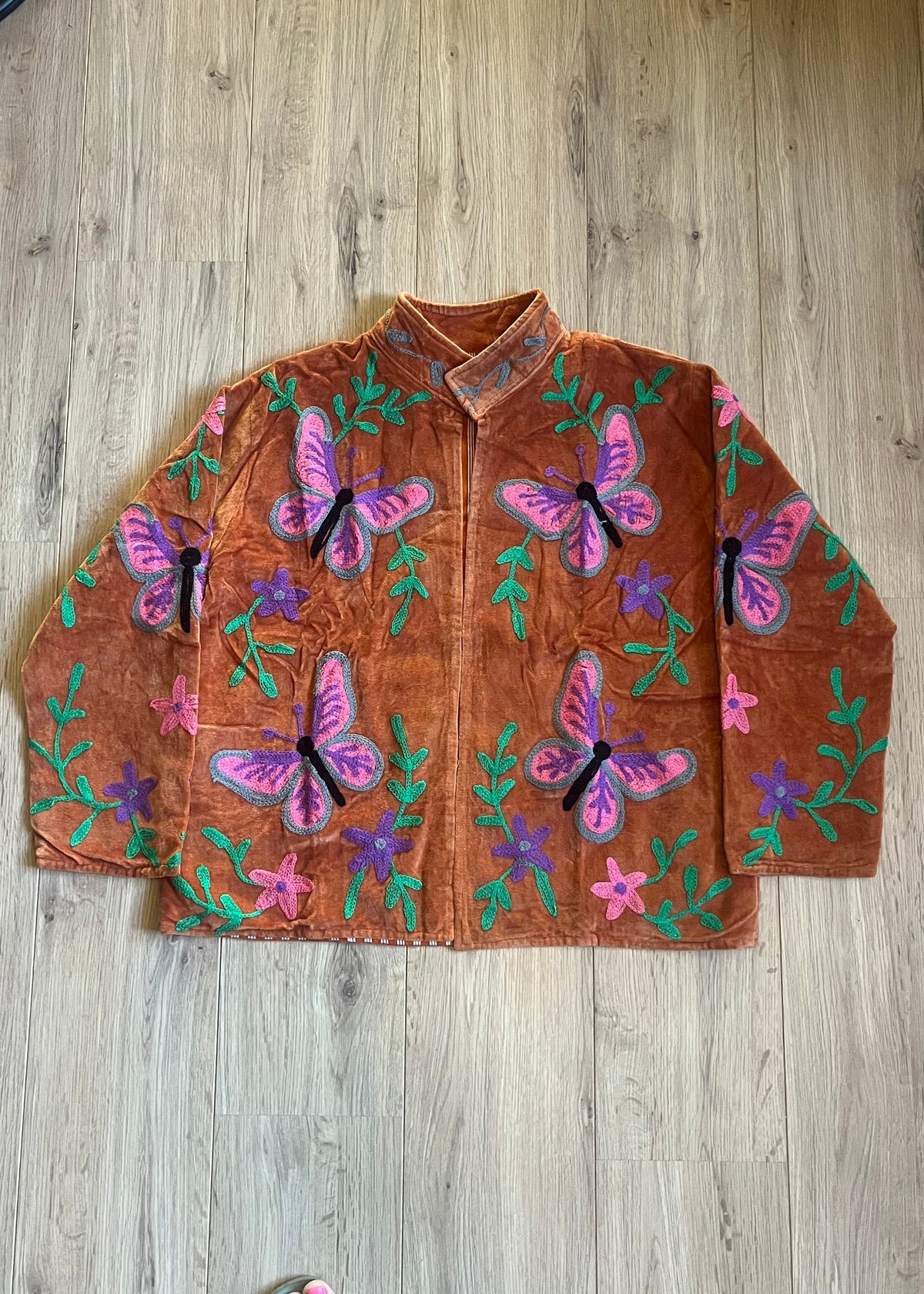 Handgemaakt velvet Suzani jacket in koperbruin voor dames met kleurrijk Indiaas borduurwerk met vlinders 