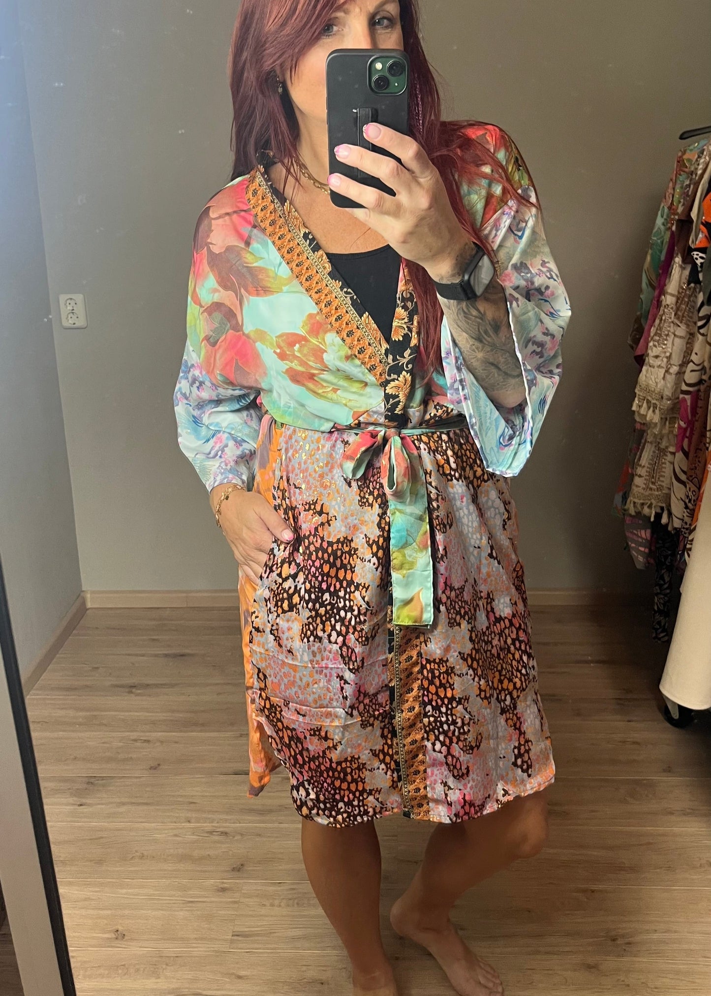 Gave kimono uit Inda in Ibiza stijl van zijde met centuur en steekzakken. Diverse hippe en trendt prints. Elke is uniek.