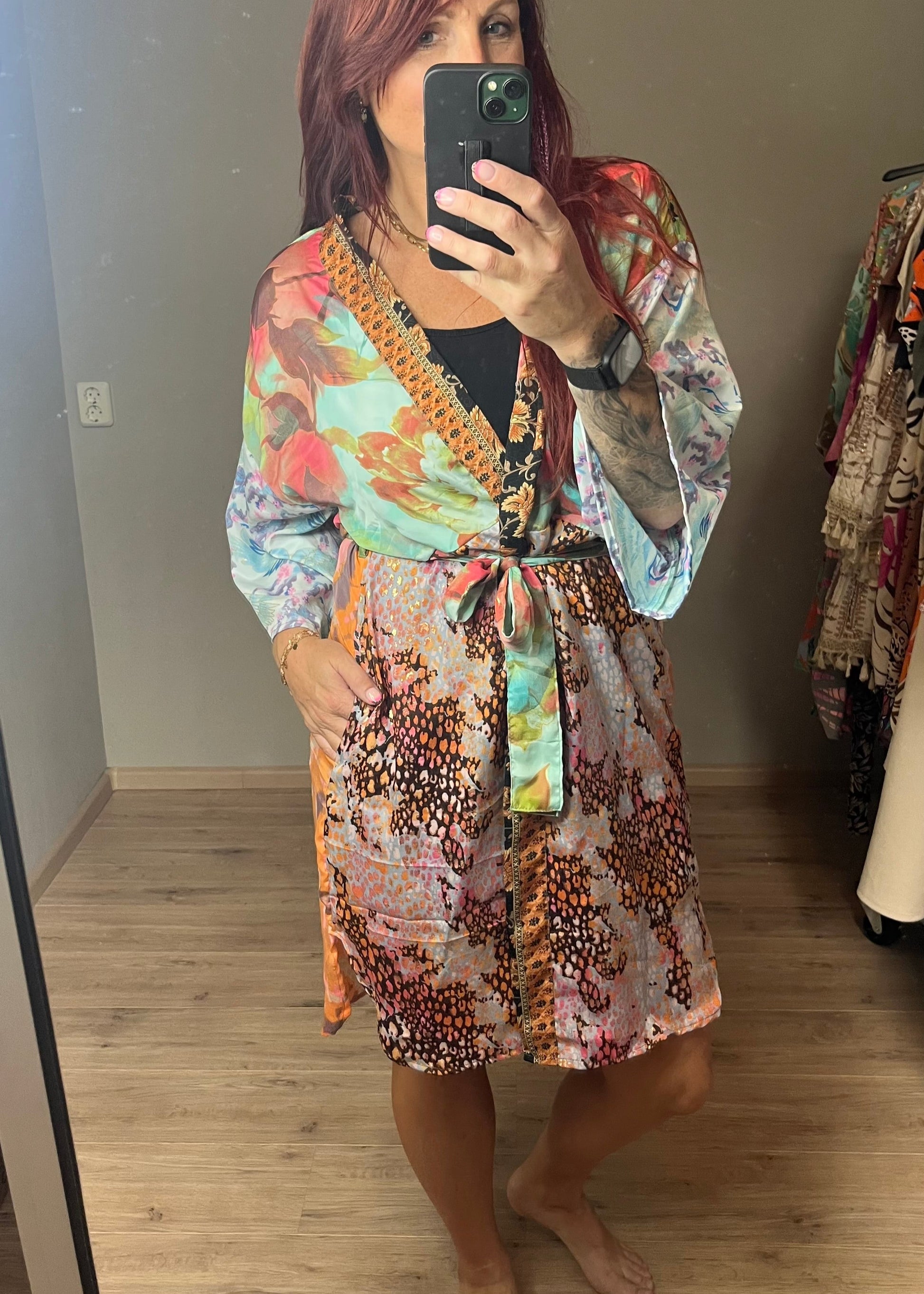 Gave kimono uit Inda in Ibiza stijl van zijde met centuur en steekzakken. Diverse hippe en trendt prints. Elke is uniek.