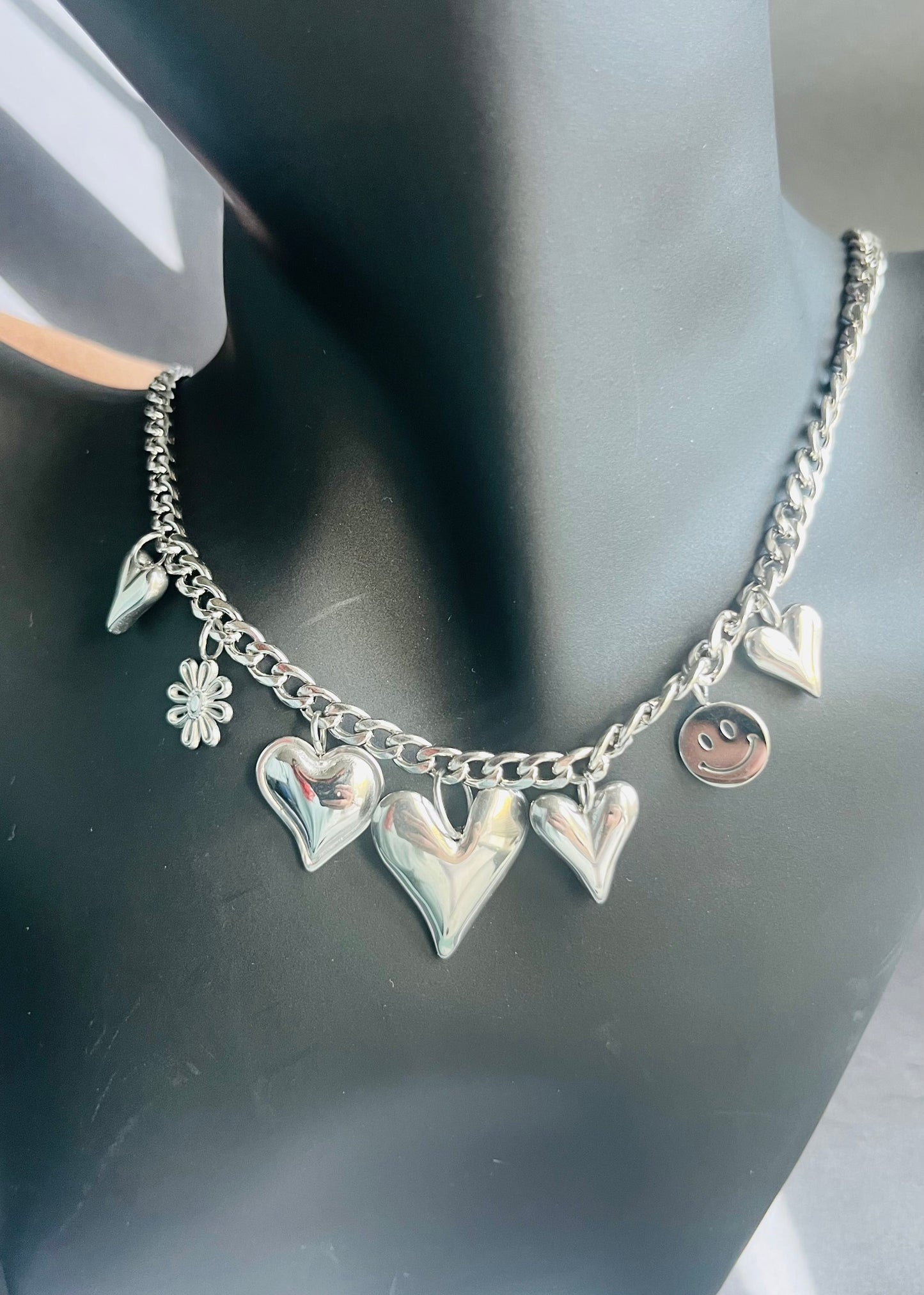 Stainless steel bedelkettingen in goud en zilver. Duurzaam, waterproof en trendy. Elke ketting heeft eigen bedels, mix en match jouw favorieten.