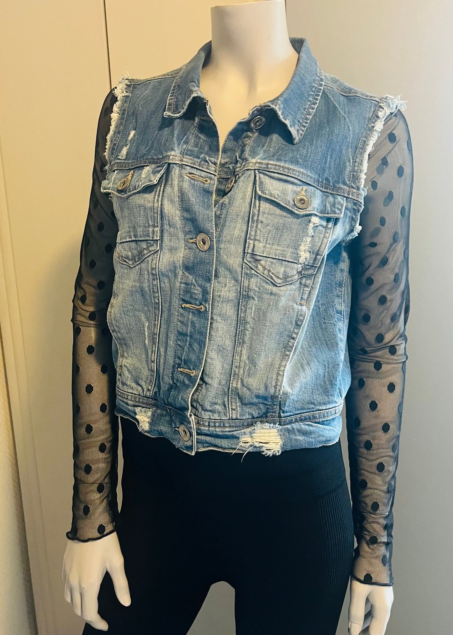 Uniek gepimpt vintage spijkerjasje van Piek Fashion, geüpcycled met creatieve details. Eén exemplaar beschikbaar.