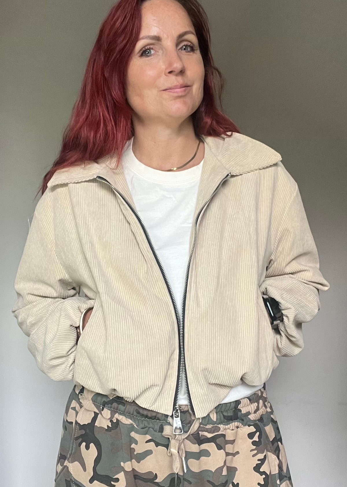 Beige trendy damesjasje van corduroy met rits en zakken