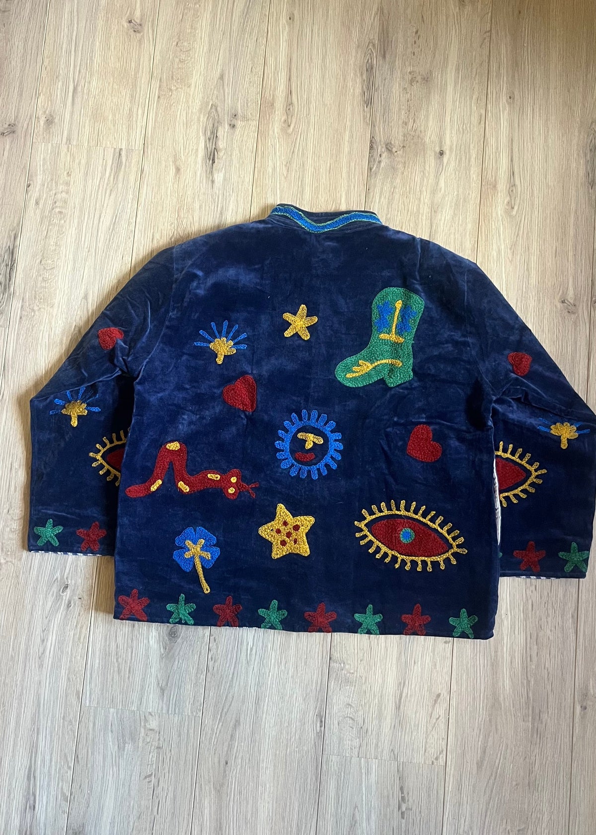 Handgemaakte velvet Suzani jacket uit India met kleurrijk borduurwerk in een schitterende donkerblauwe kleur.