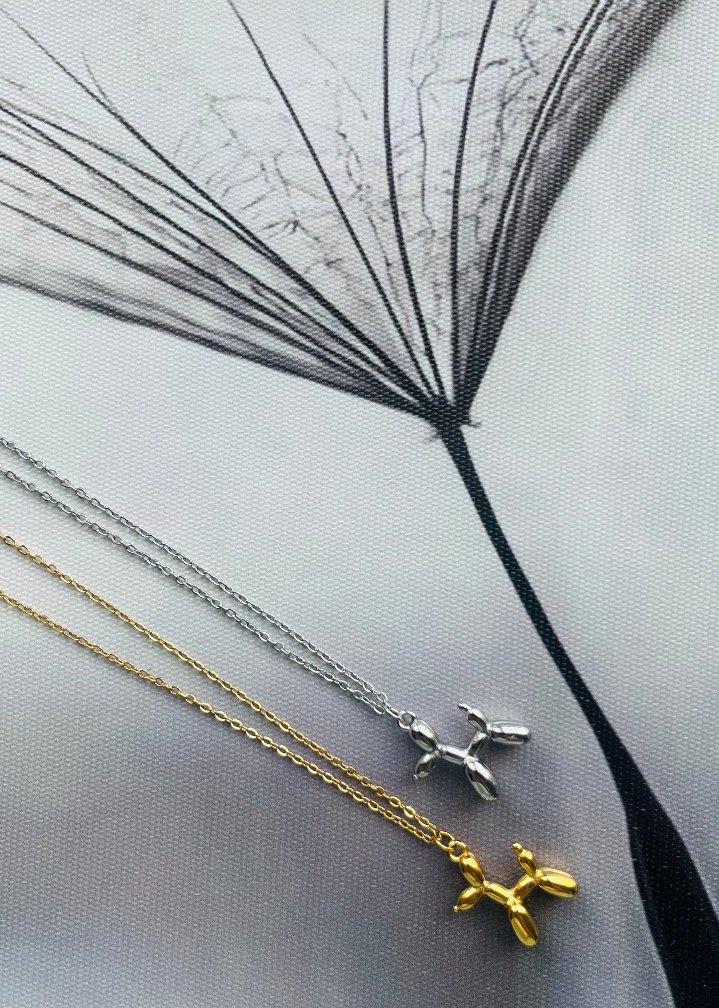 Stainless steel ketting met speelse balloon dog hanger in goud of zilver. Trendy en duurzaam sieraad.