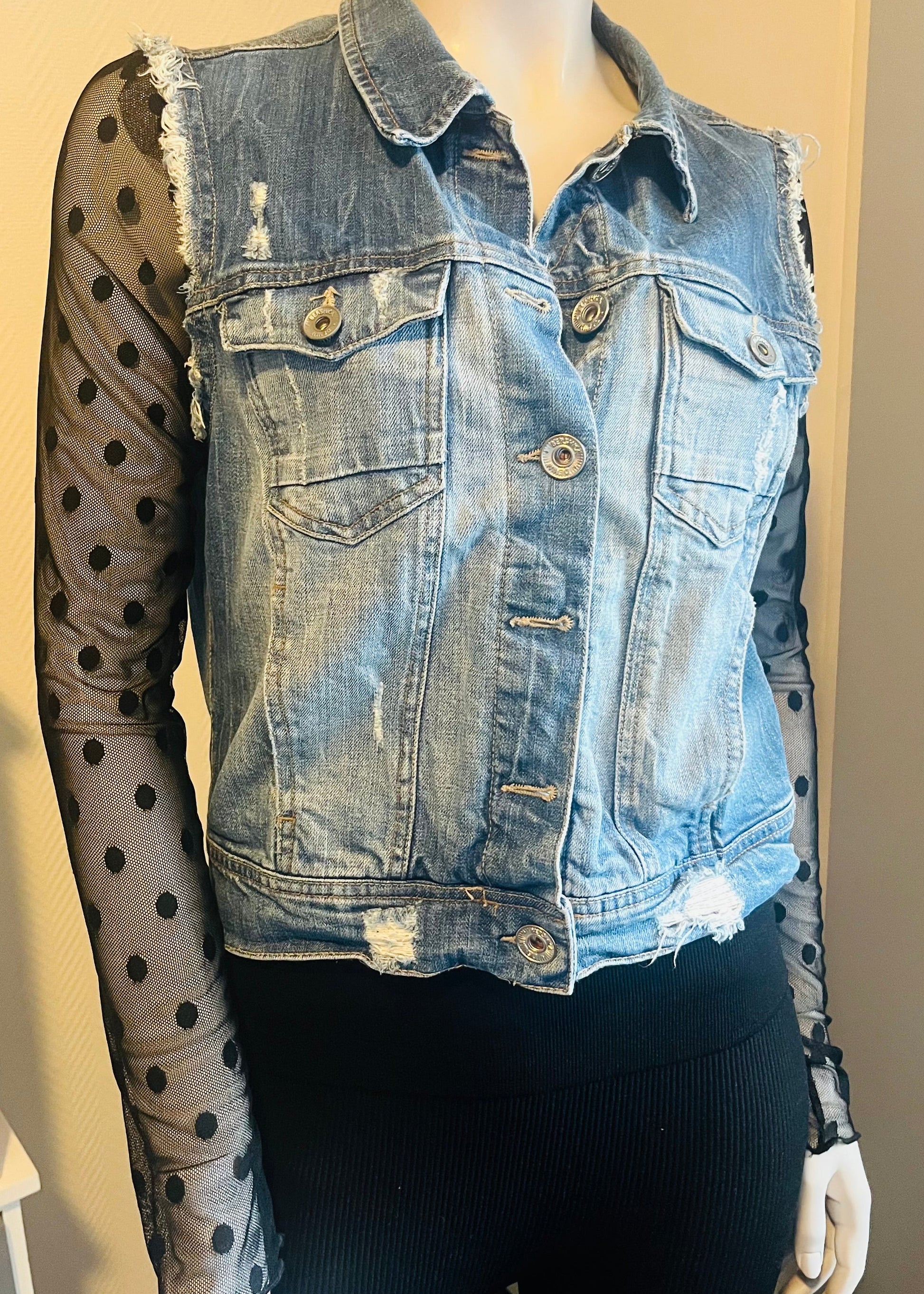 Uniek gepimpt vintage spijkerjasje van Piek Fashion, geüpcycled met creatieve details. Eén exemplaar beschikbaar.