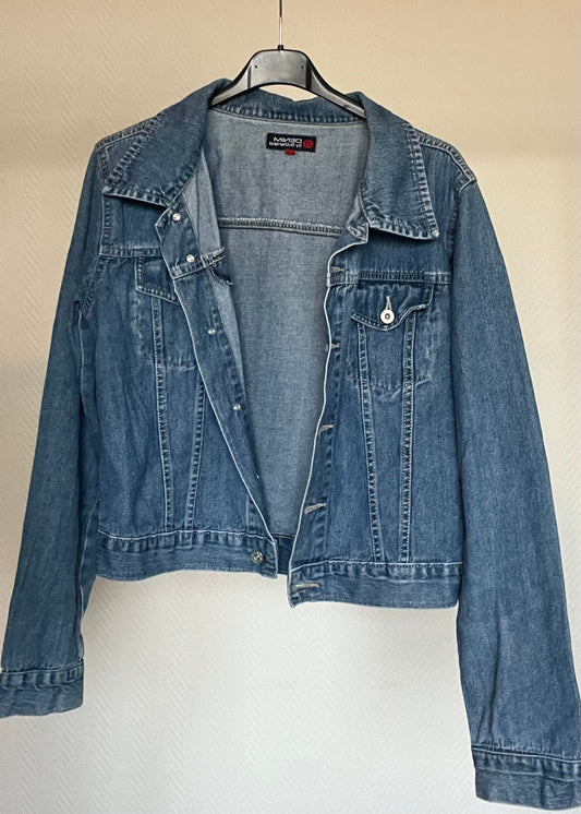 blauw spre-loved spijkerjasje met hippe print