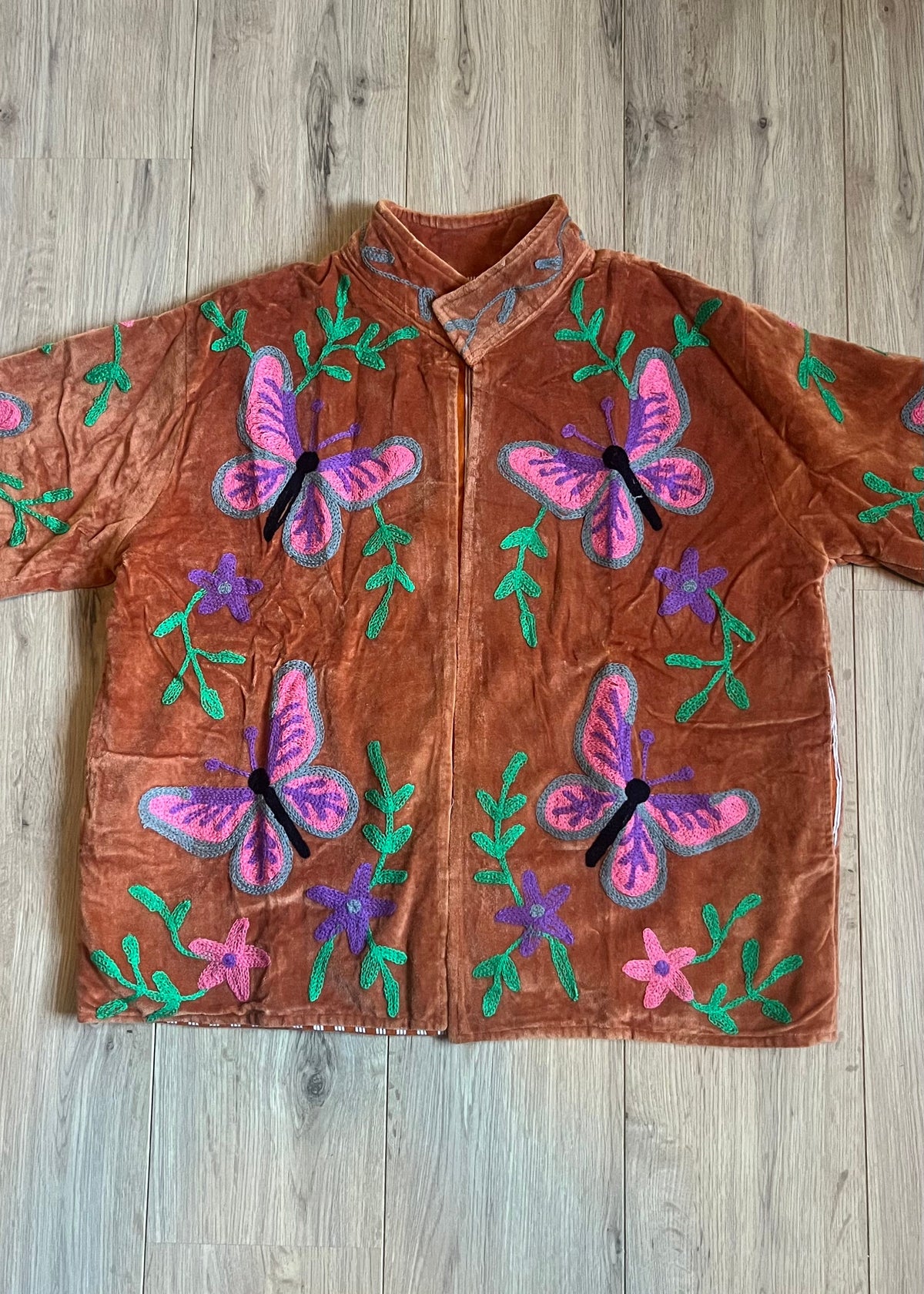 Handgemaakt velvet Suzani jacket in koperbruin voor dames met kleurrijk Indiaas borduurwerk met vlinders 